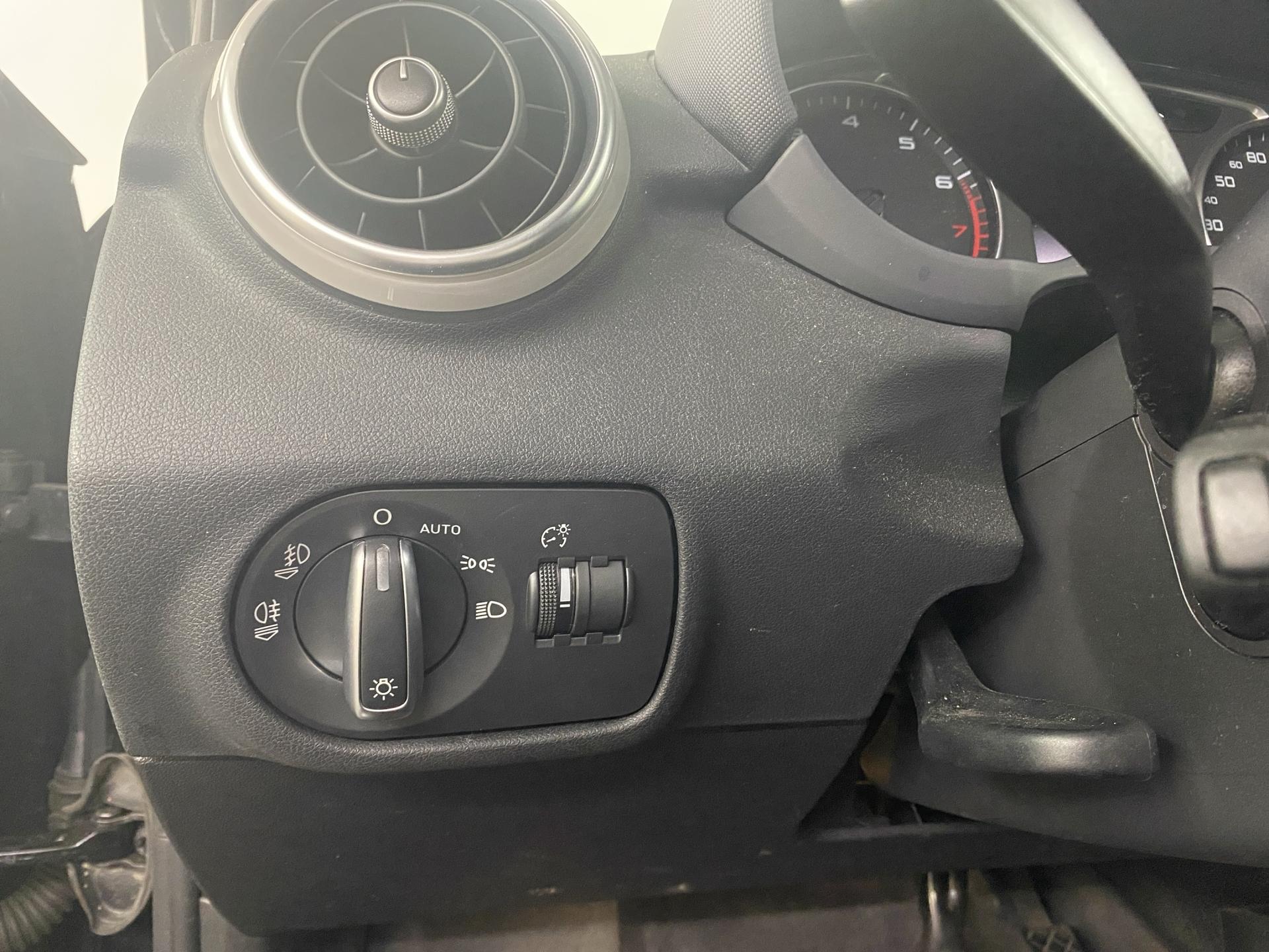 AUDI A1 1.4 TFSI Ambition S-tronic-image-17