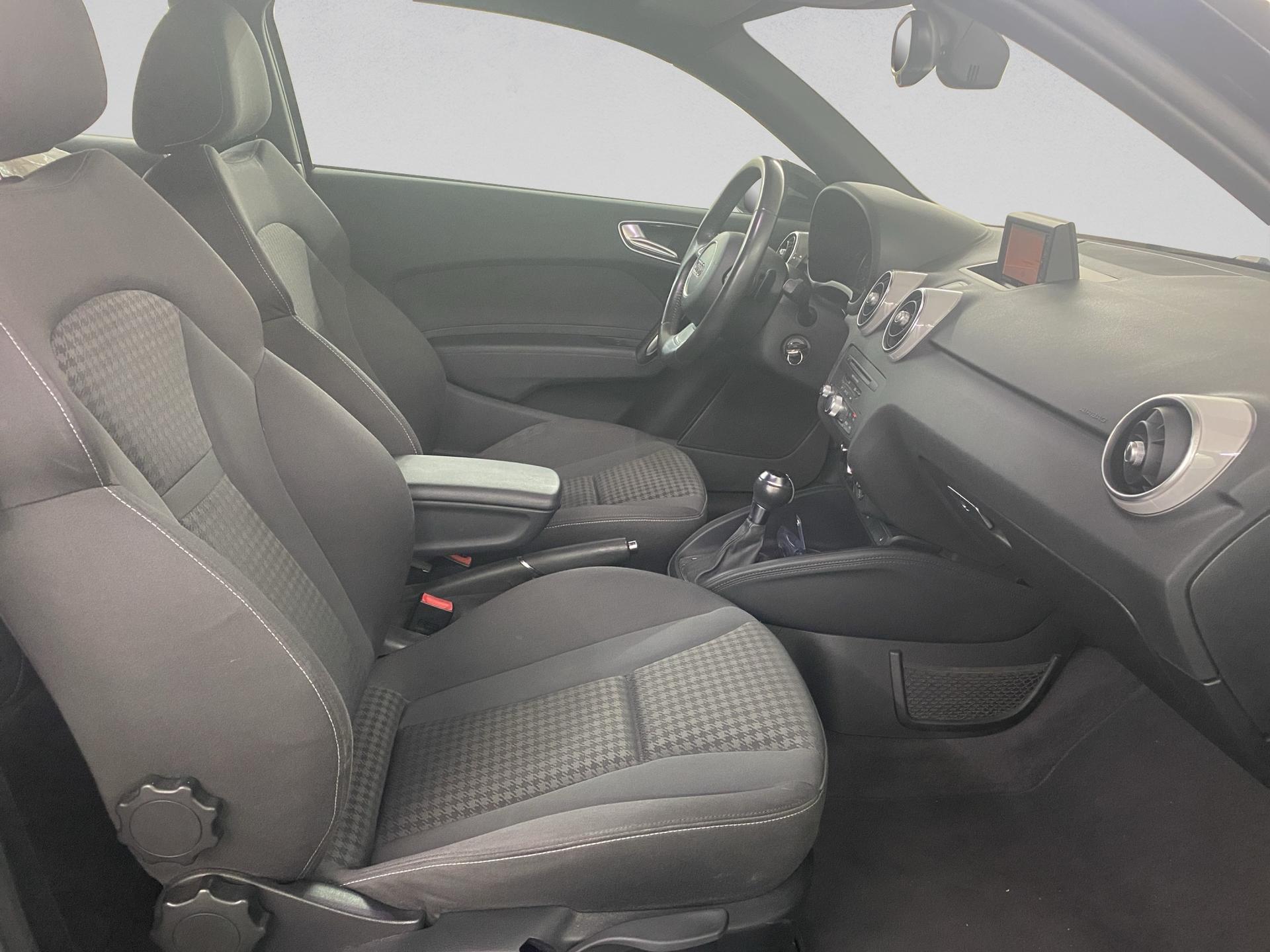 AUDI A1 1.4 TFSI Ambition S-tronic-image-12