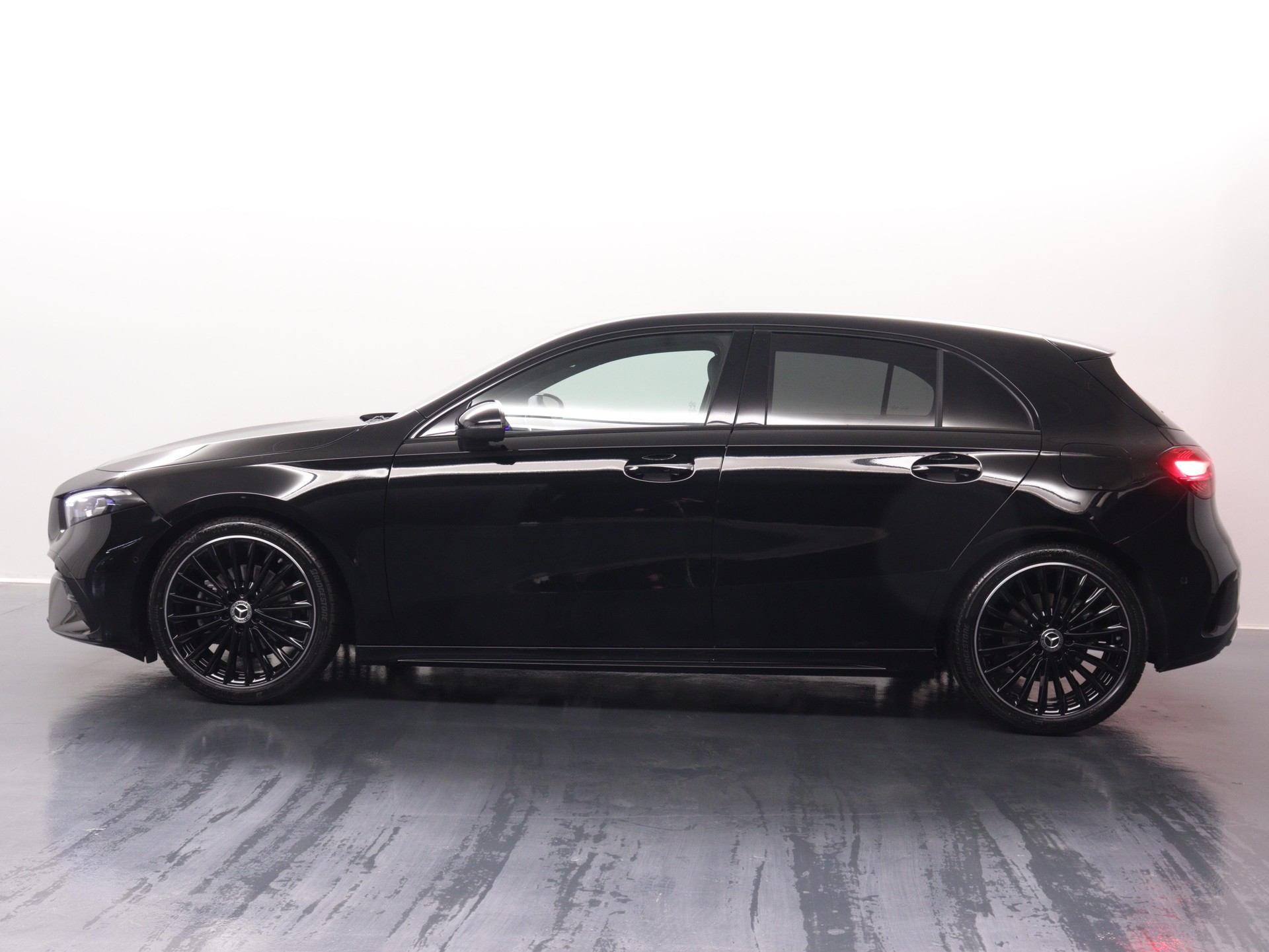 MERCEDES-BENZ A 200 Night Star AMG Line-image-2