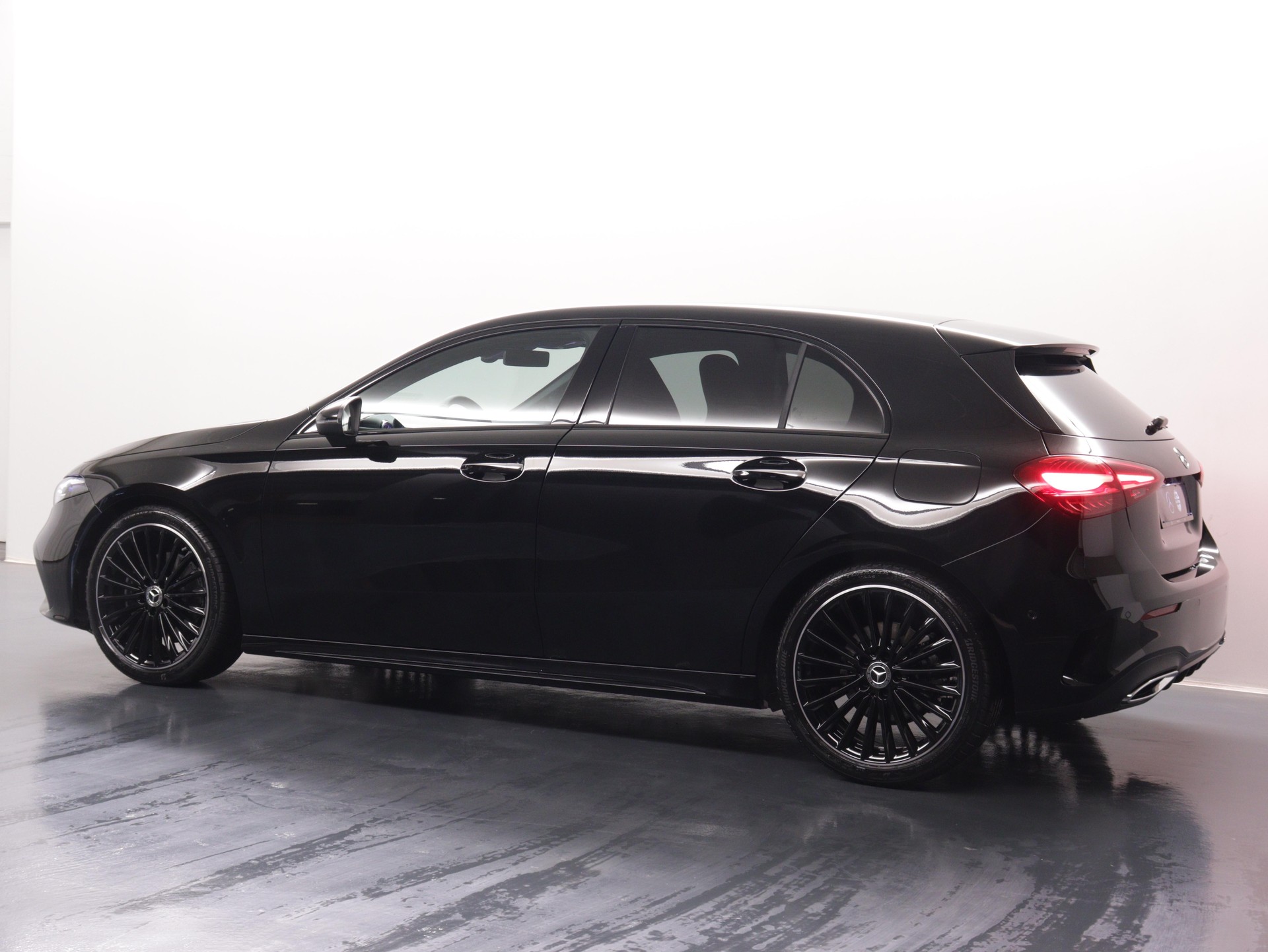MERCEDES-BENZ A 200 Night Star AMG Line-image-3