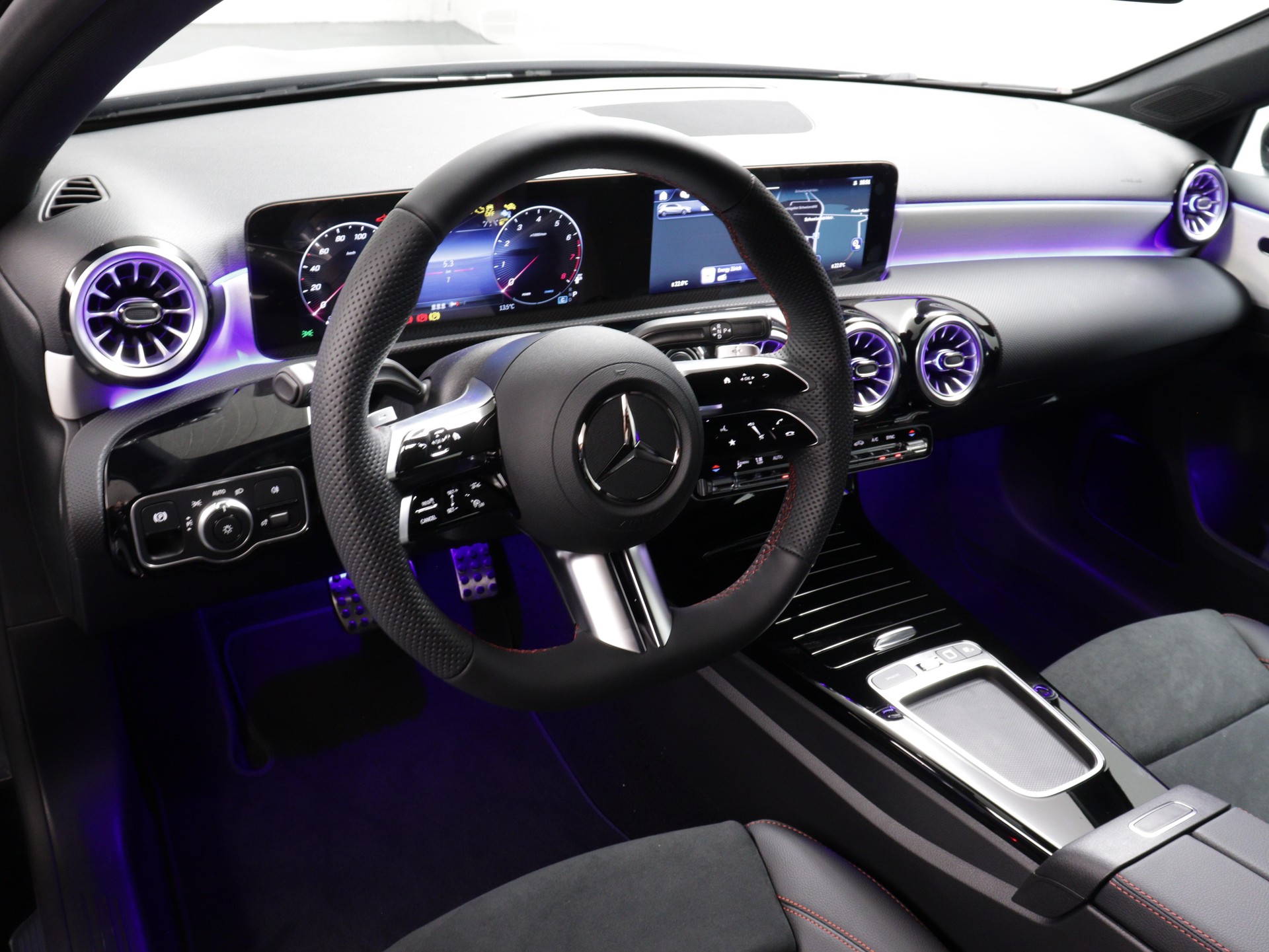 MERCEDES-BENZ A 200 Night Star AMG Line-image-6
