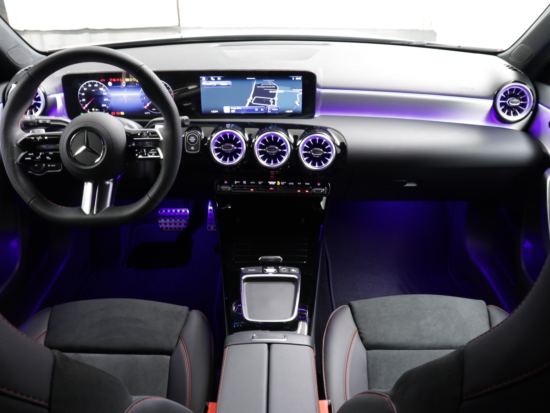 MERCEDES-BENZ A 200 Night Star AMG Line-image-5