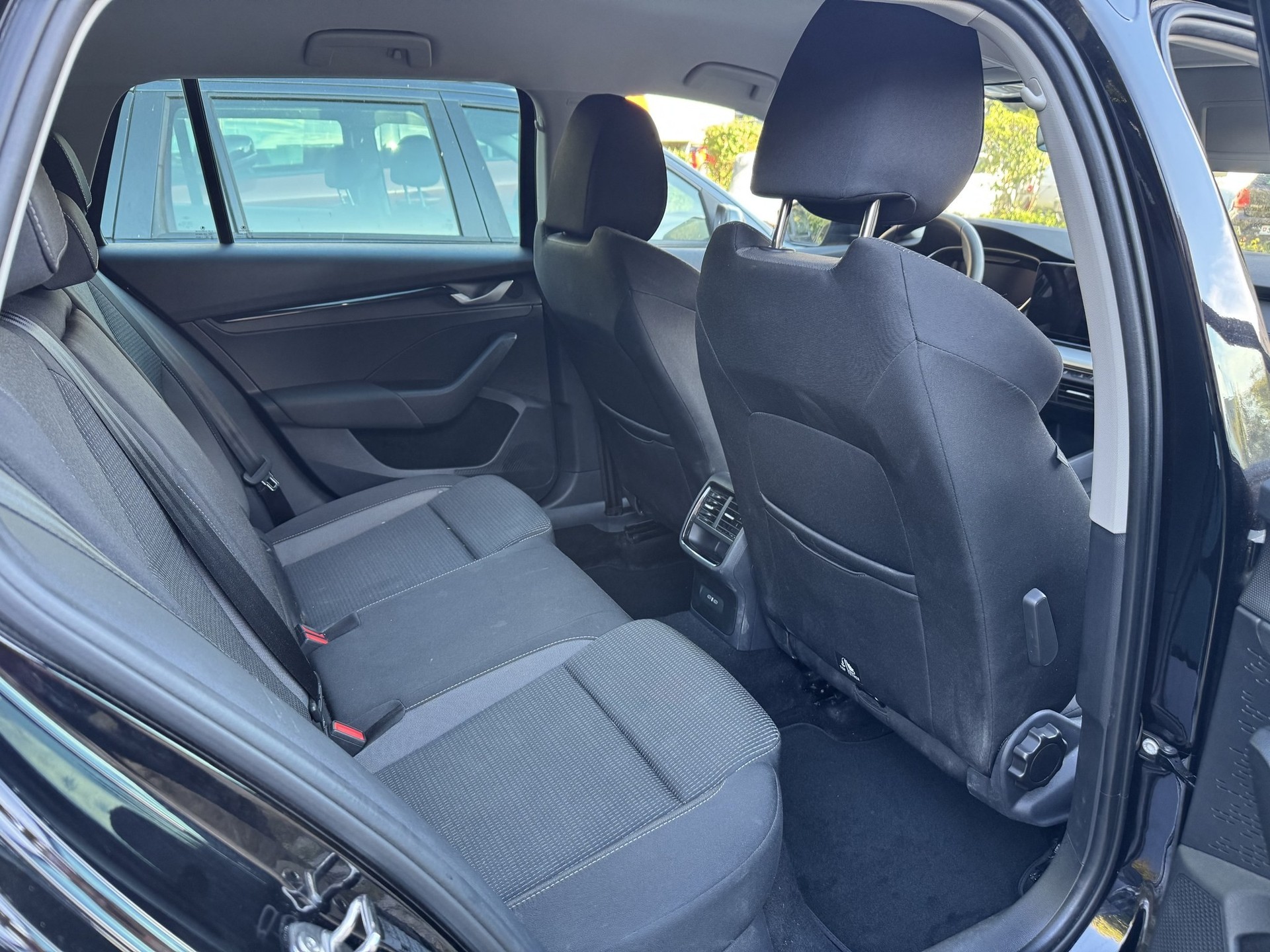 SKODA Octavia Combi 2.0 TDI 150 Selection DSG-image-13