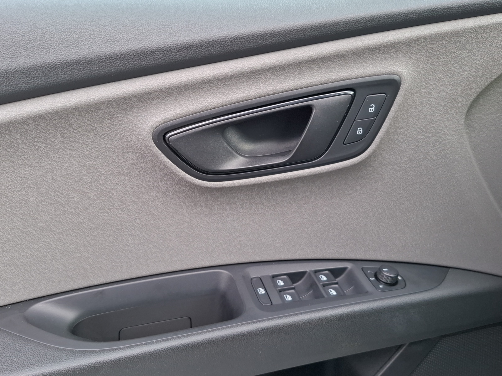 SEAT Leon 1.0 Ecomotive TSI Reference // 8-fach Aluminiumbereift-image-15