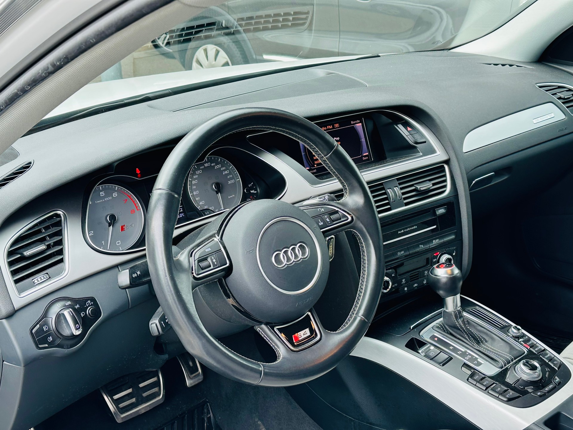 AUDI S4 Avant 3.0 TFSI quattro S-tronic-image-8