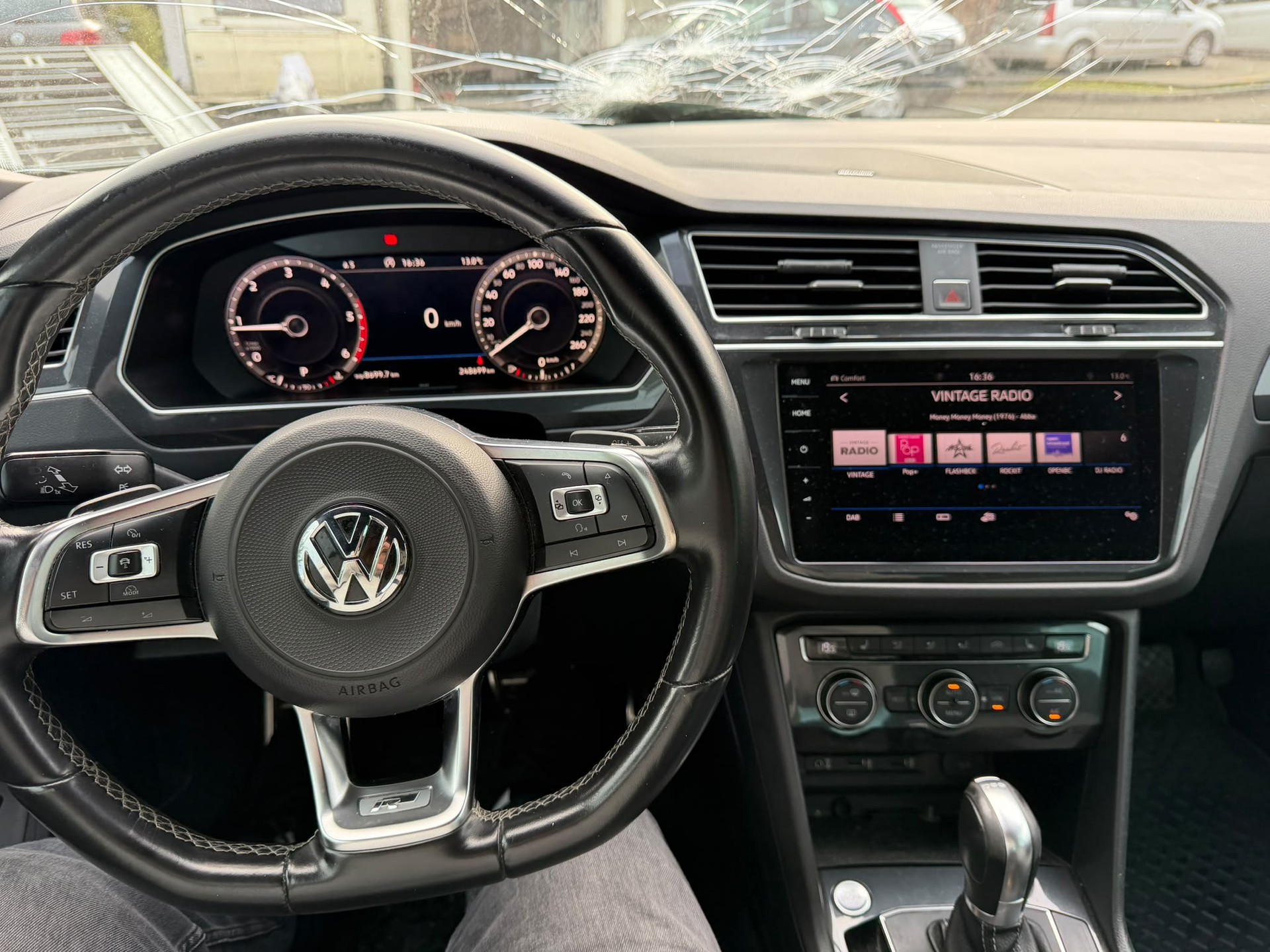 VW Tiguan 2.0 TDI R Line 4Motion DSG-image-10