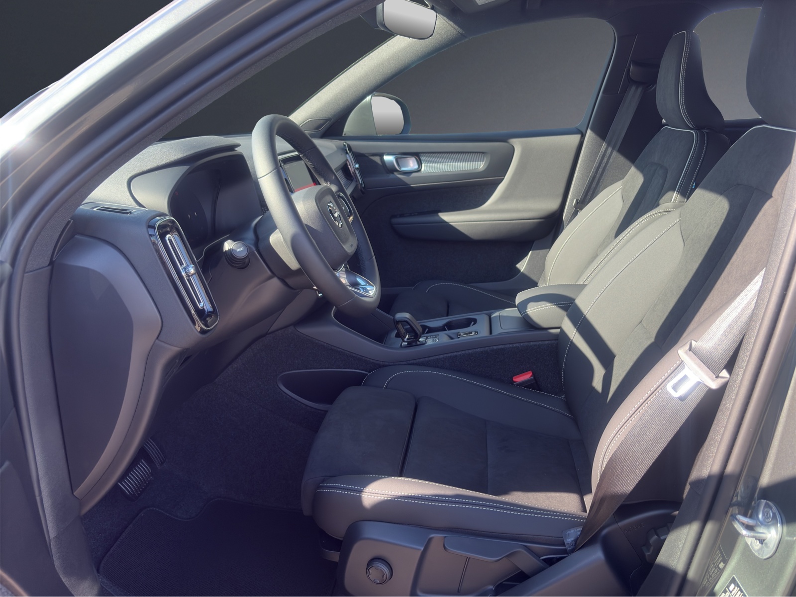 VOLVO XC40 B3 Benzin Mild Hybrid Xcite DCT-image-10
