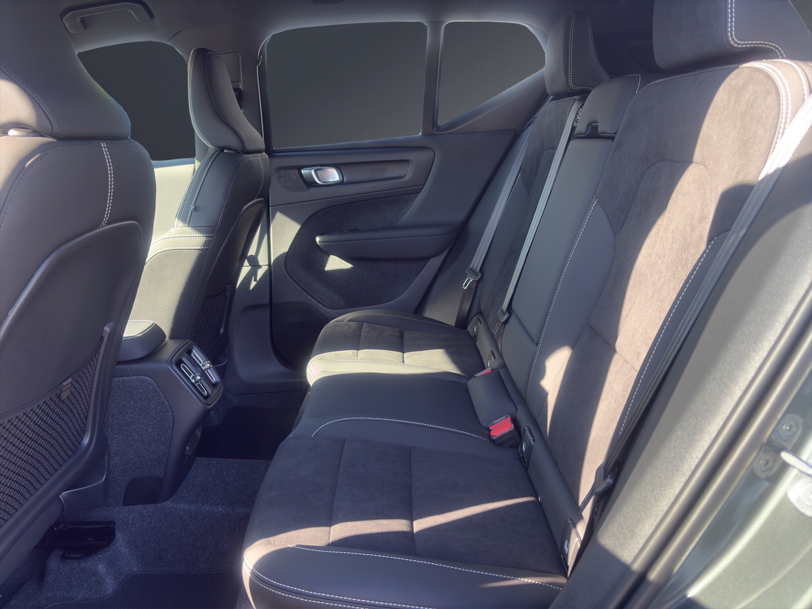 VOLVO XC40 B3 Benzin Mild Hybrid Xcite DCT-image-6