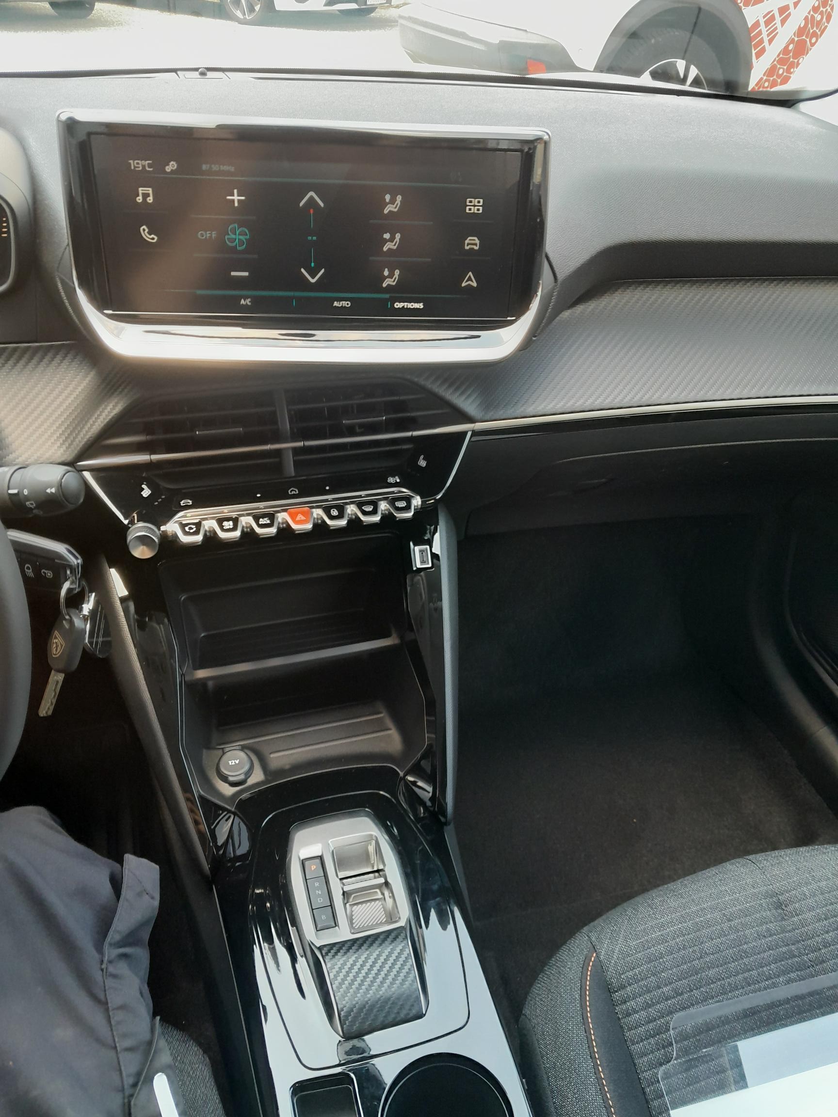 PEUGEOT 208 Elektrik 100 kW Style-image-9