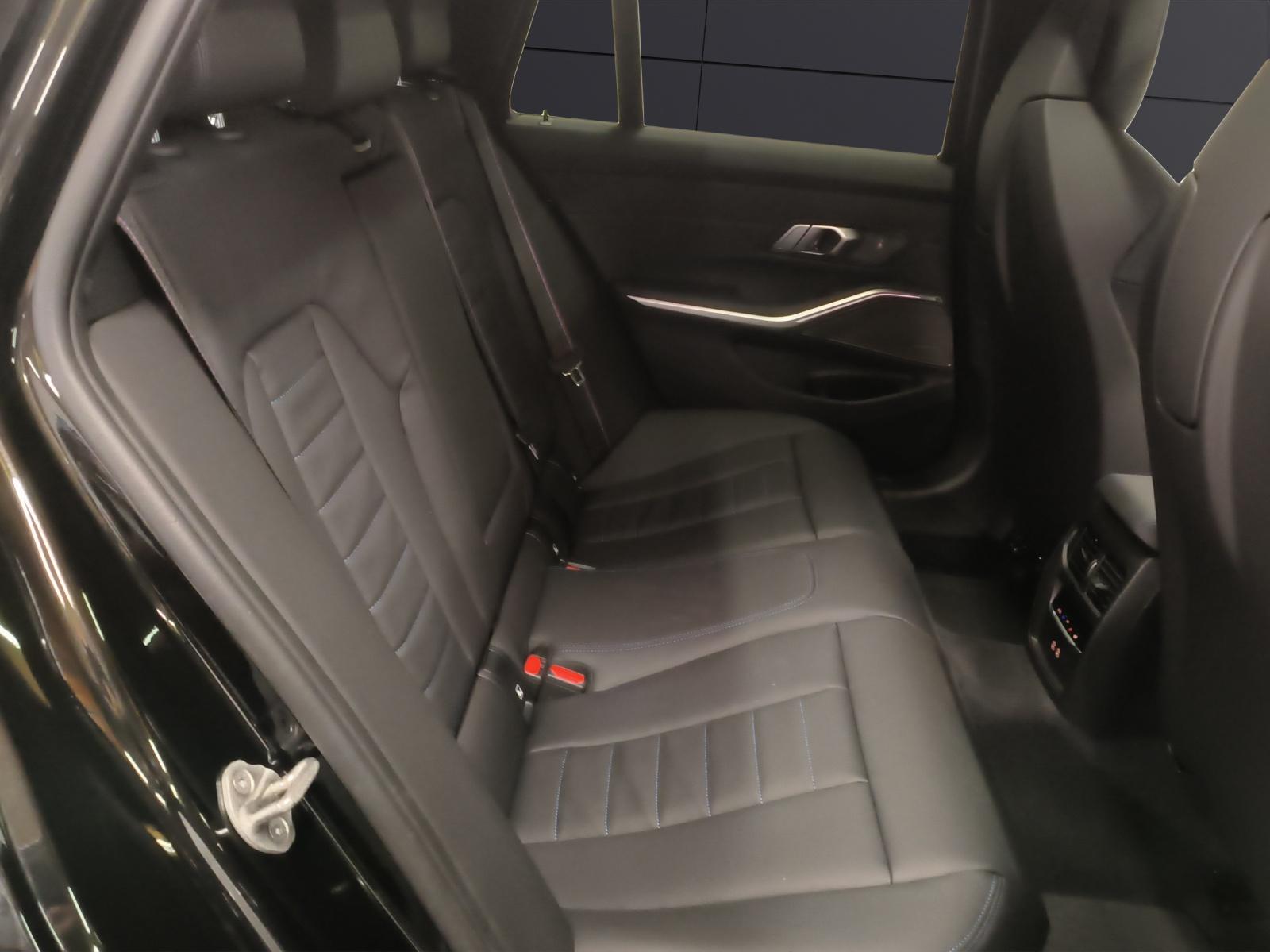 BMW M340d xDrive Touring-image-14