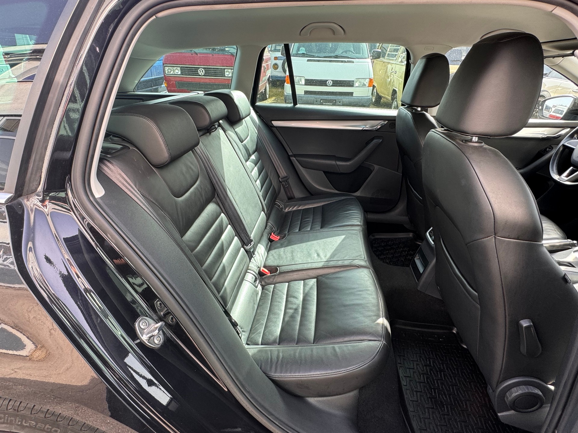 SKODA Octavia Combi 1.8 TSI Ambition-image-8