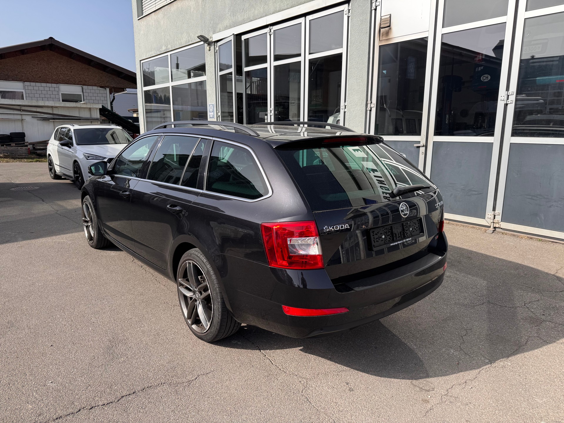 SKODA Octavia Combi 1.8 TSI Ambition-image-1
