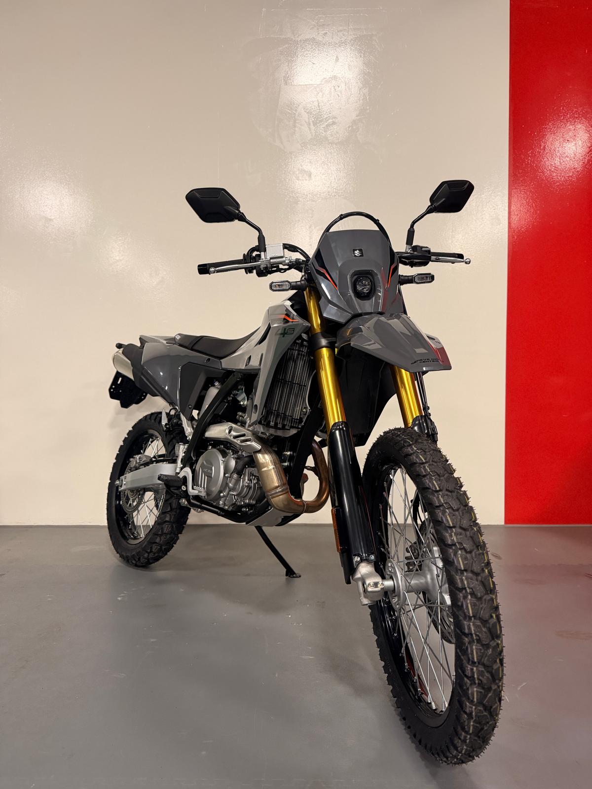 SUZUKI DR-Z4S-showroom-element-1