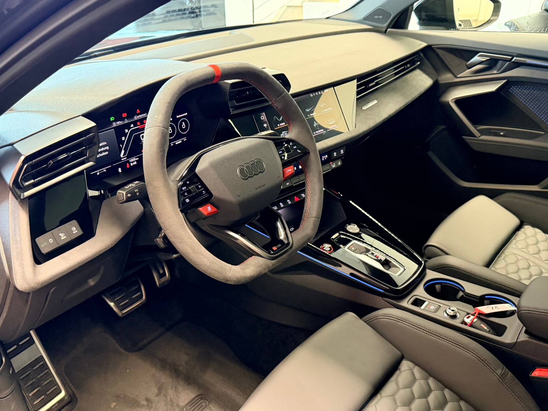 AUDI RS3 Sportback 2.5 TSI quattro S-tronic-image-11