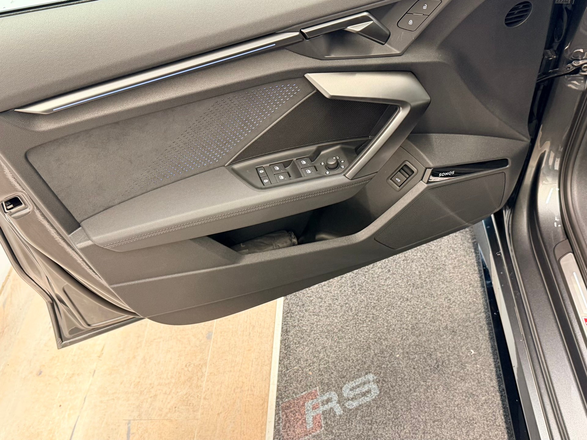 AUDI RS3 Sportback 2.5 TSI quattro S-tronic-image-13