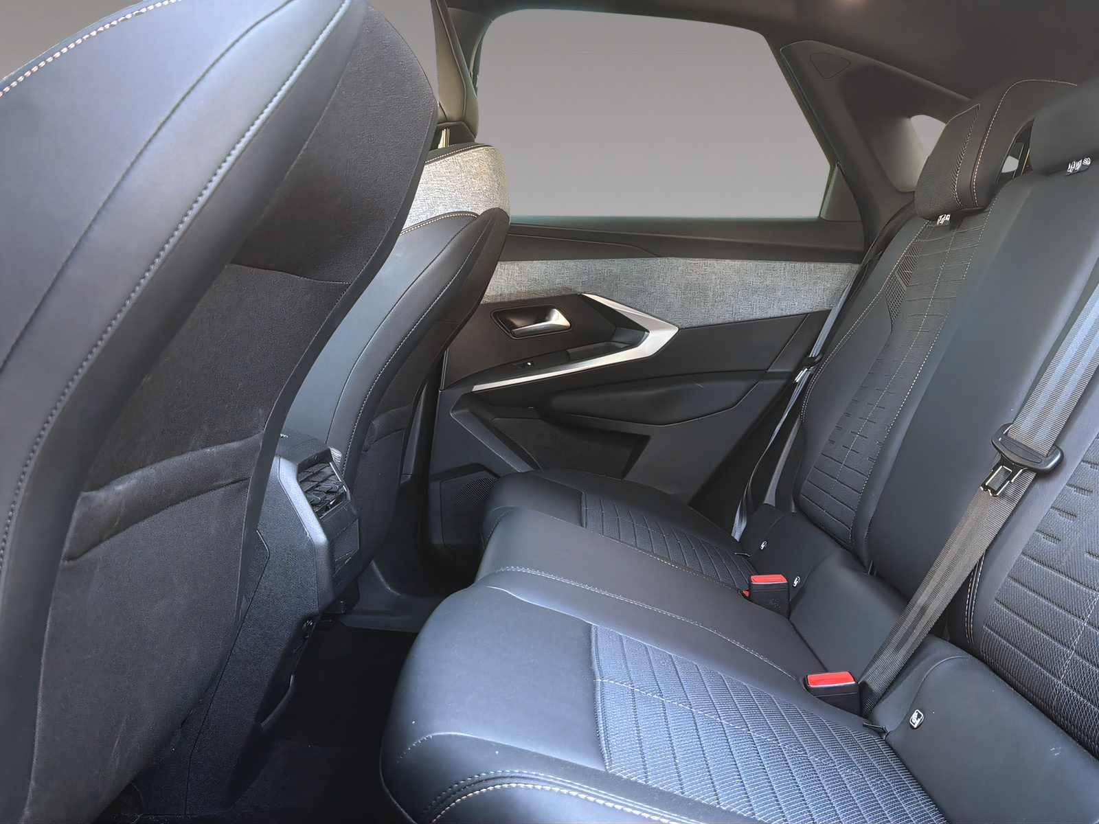 PEUGEOT 3008 1.2 Hybrid Allure-image-16