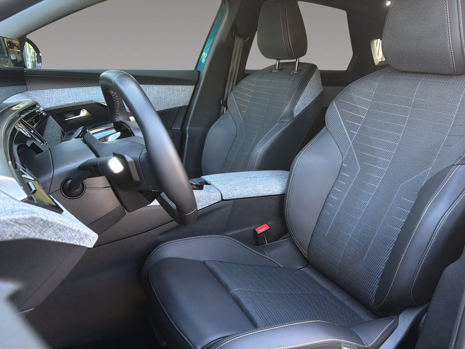 PEUGEOT 3008 1.2 Hybrid Allure-image-5