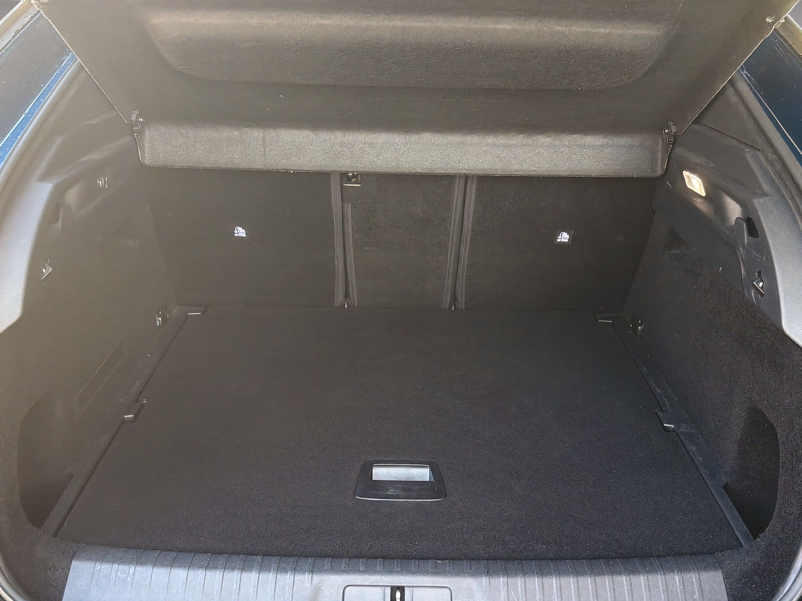 PEUGEOT 3008 1.2 Hybrid Allure-image-17