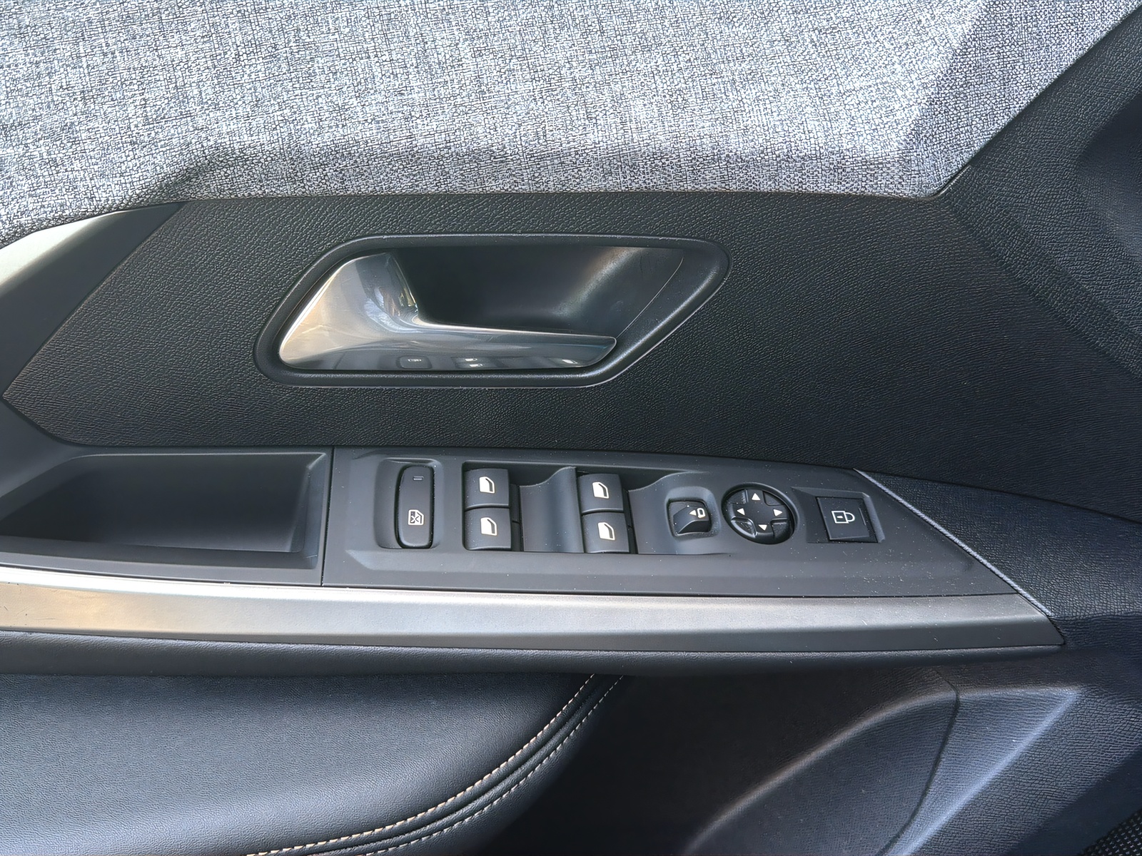 PEUGEOT 3008 1.2 Hybrid Allure-image-14