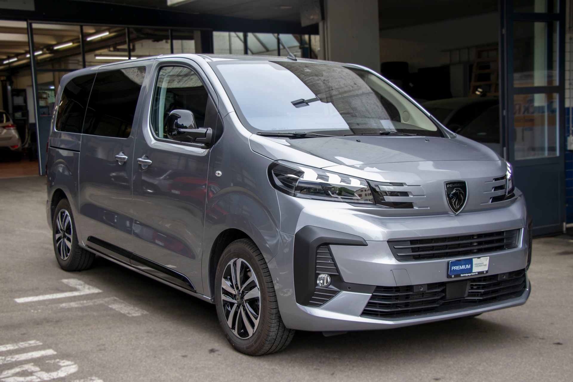 PEUGEOT Traveller 2.0 BlueHDi Business VIP Standard EAT8-showroom-element-3