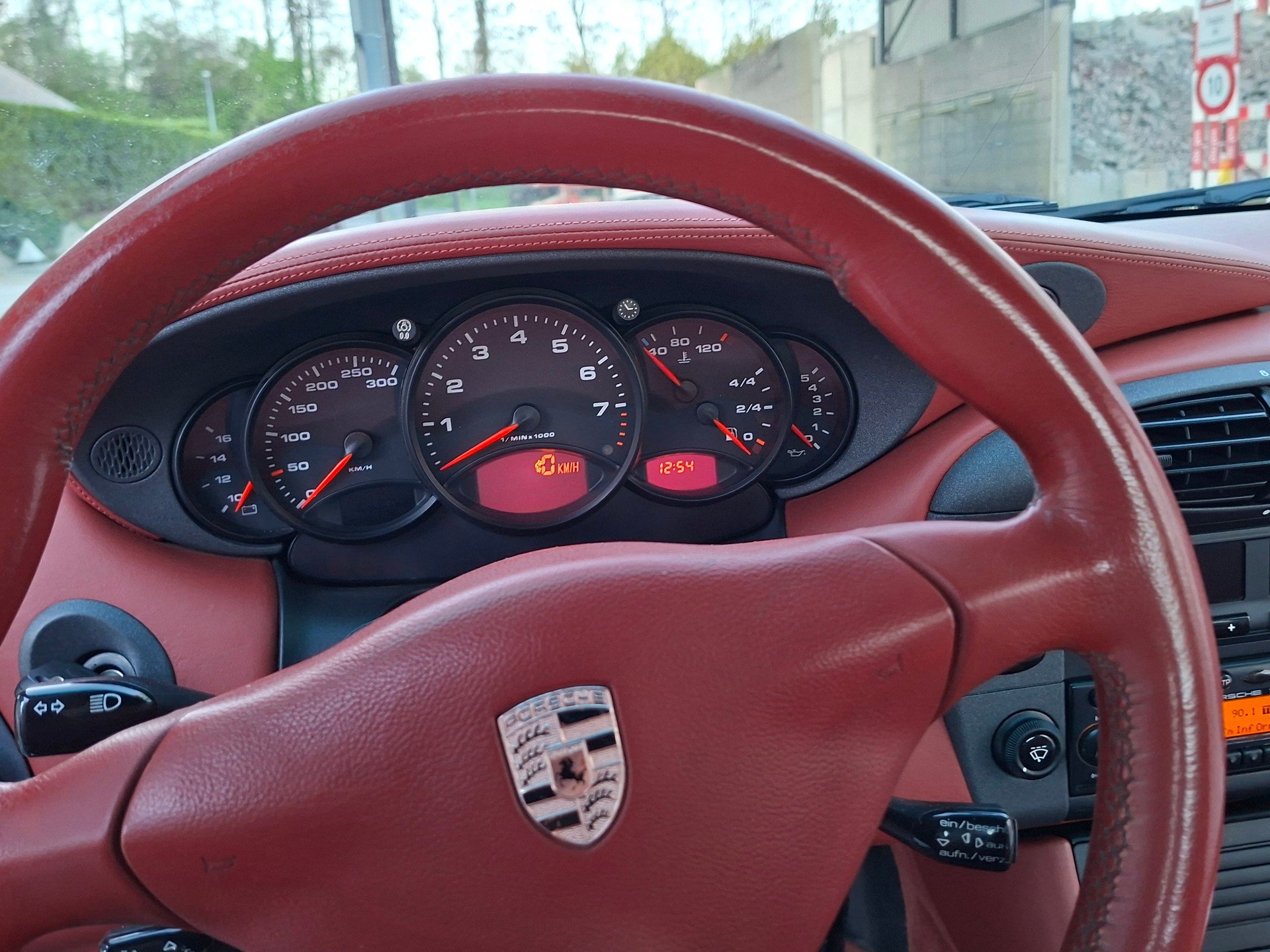 PORSCHE 911 Carrera 4-image-3