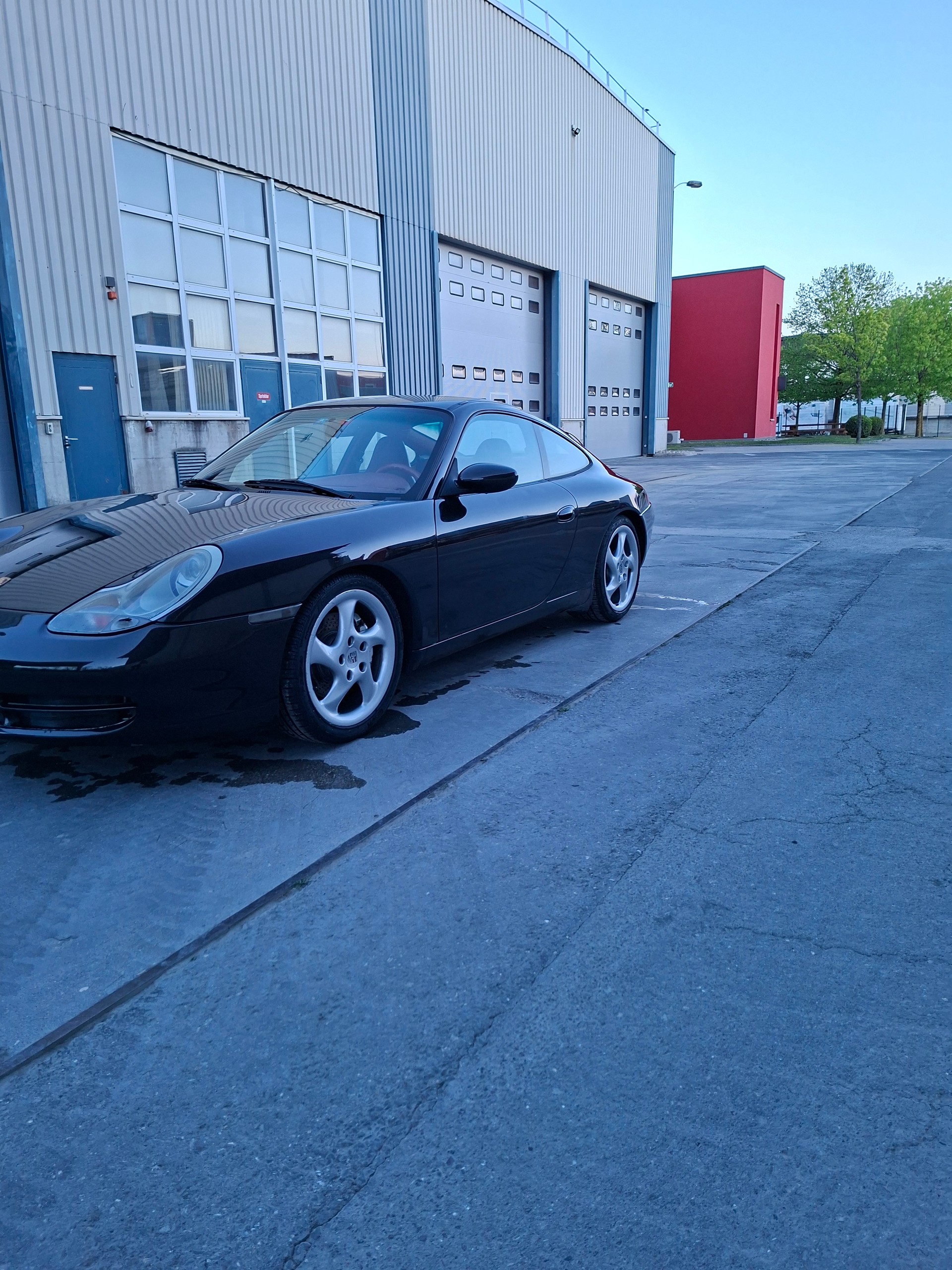 PORSCHE 911 Carrera 4-image-0