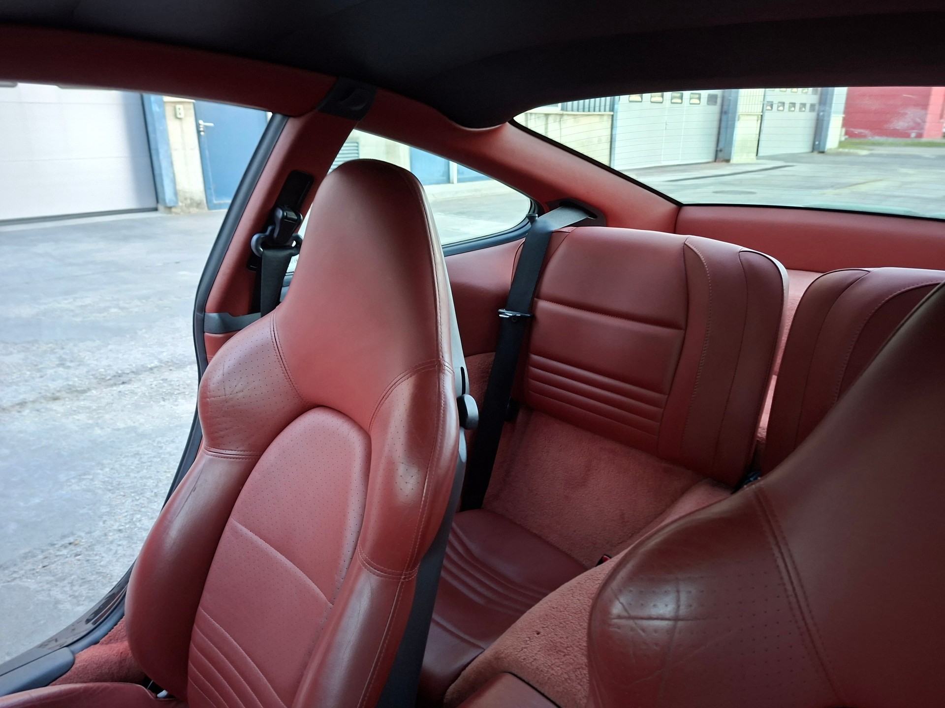 PORSCHE 911 Carrera 4-image-4