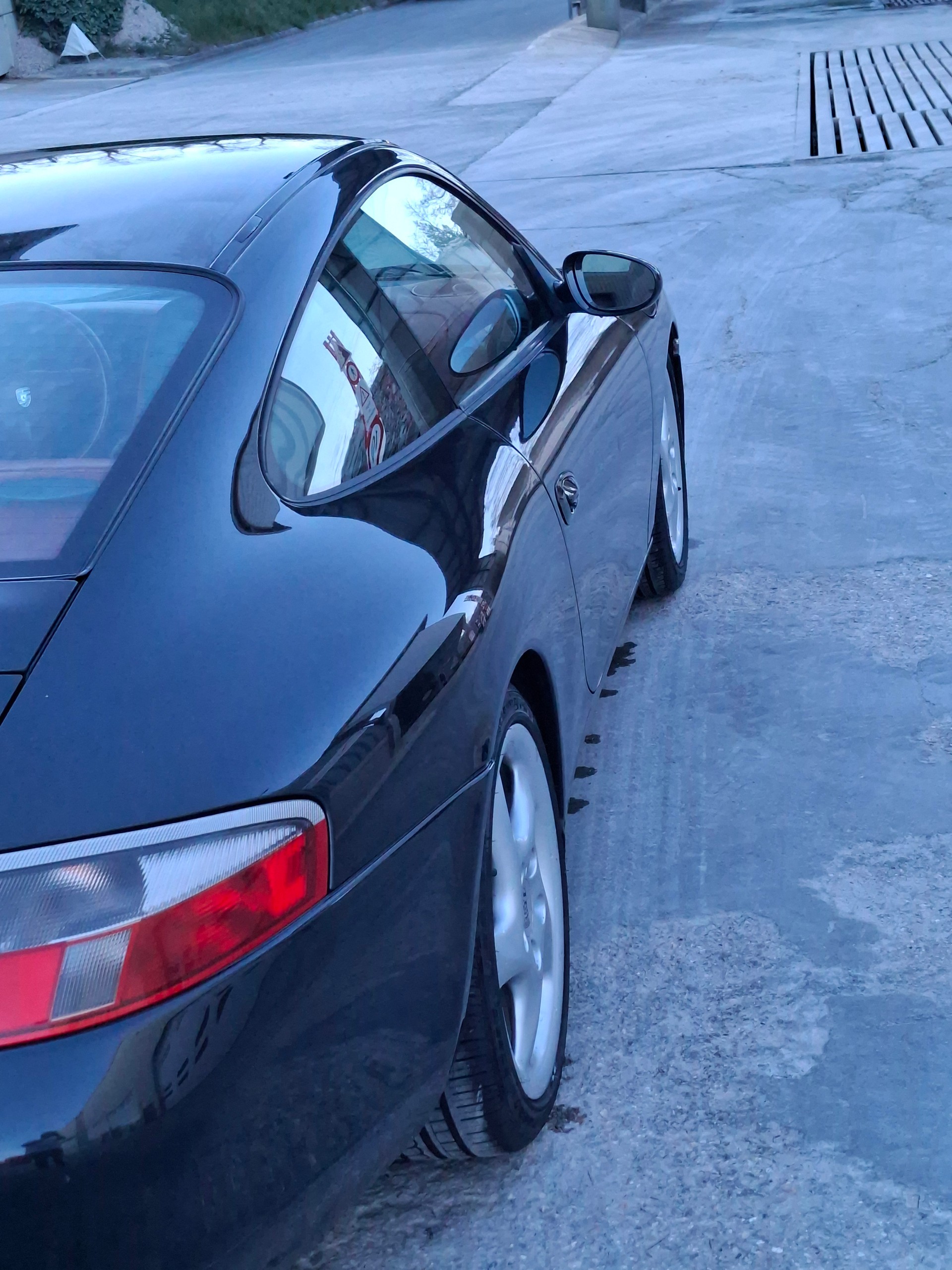 PORSCHE 911 Carrera 4-image-1