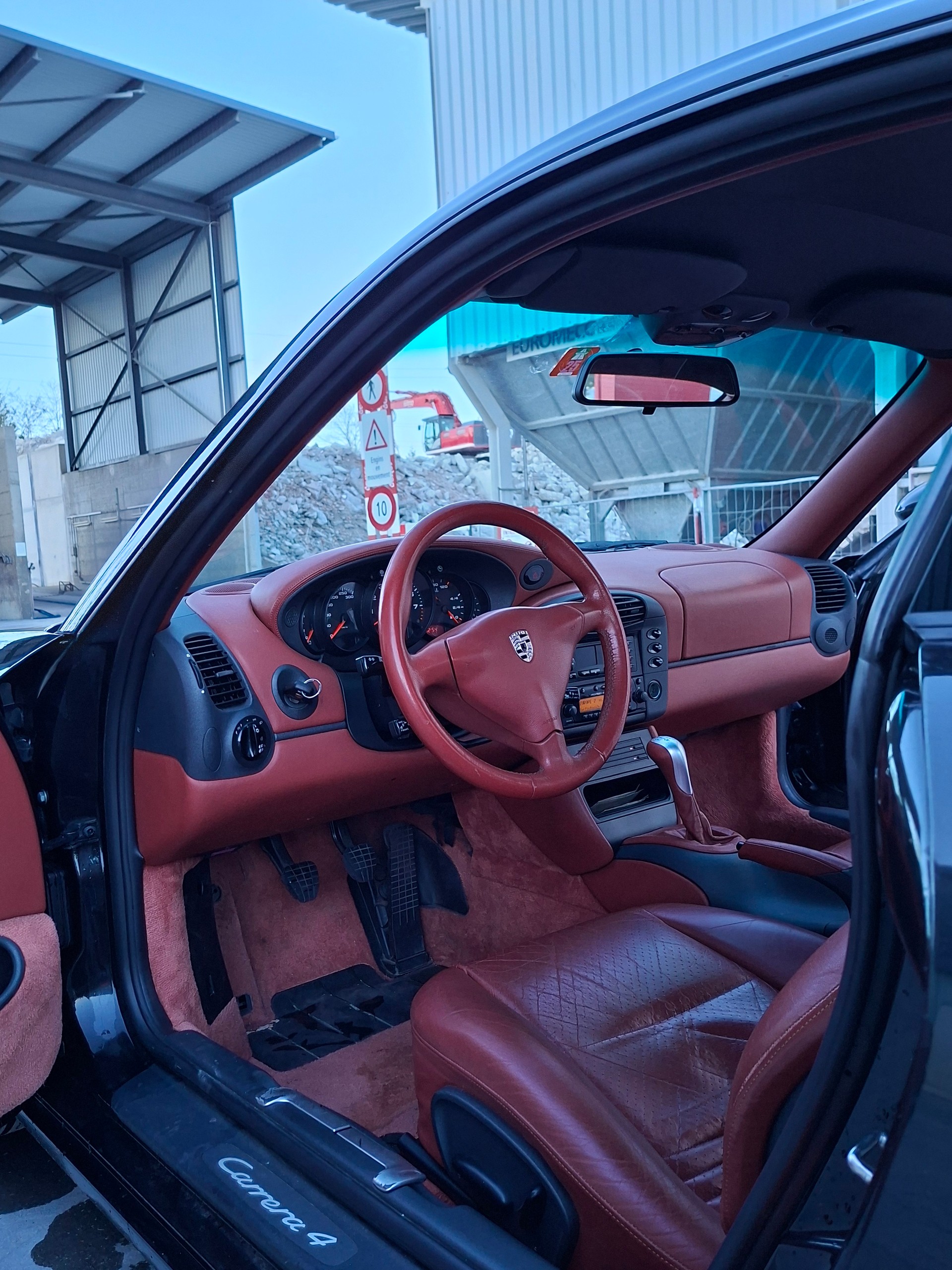 PORSCHE 911 Carrera 4-image-2