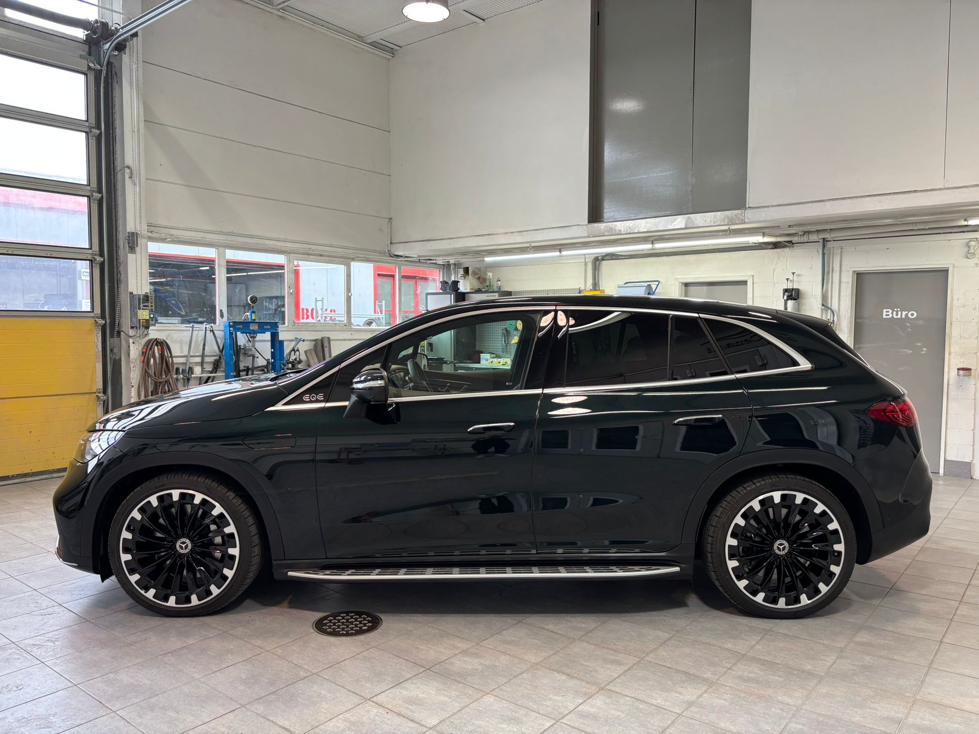 MERCEDES-BENZ EQE SUV 500 4 Matic Executive Edition AMG Line-image-5