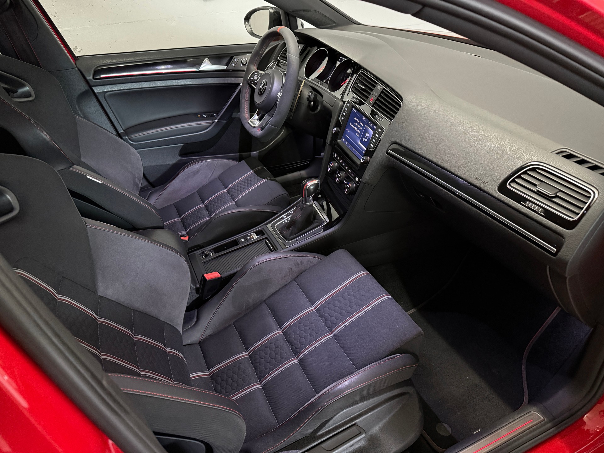 VW Golf 2.0 TSI GTI Clubsport DSG-image-9