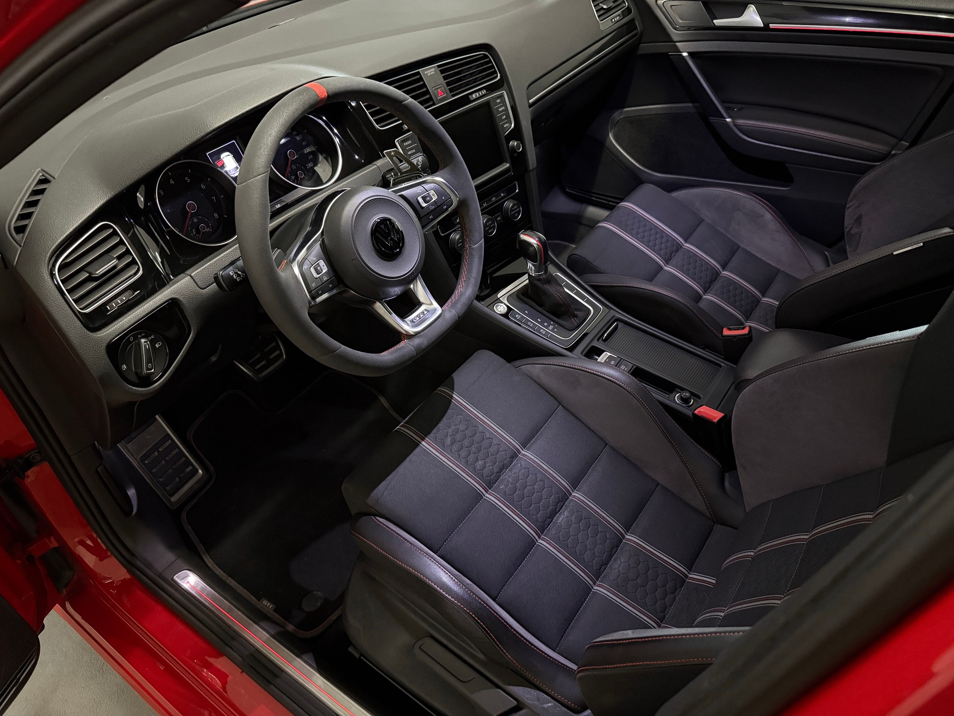 VW Golf 2.0 TSI GTI Clubsport DSG-image-5