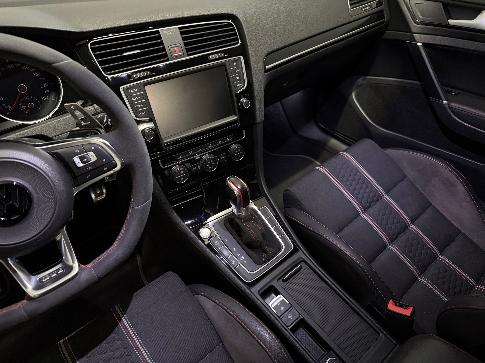 VW Golf 2.0 TSI GTI Clubsport DSG-image-13