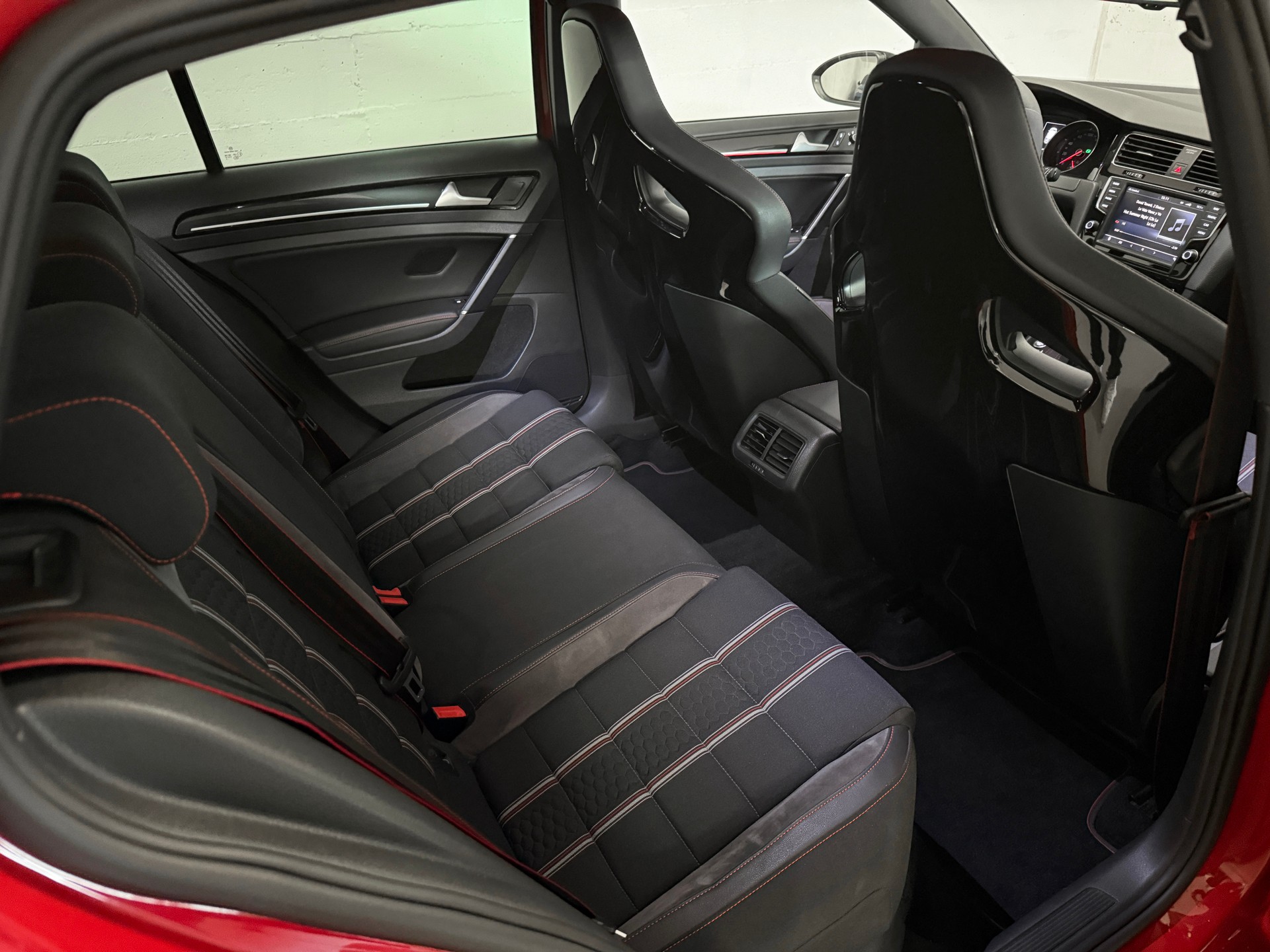VW Golf 2.0 TSI GTI Clubsport DSG-image-8
