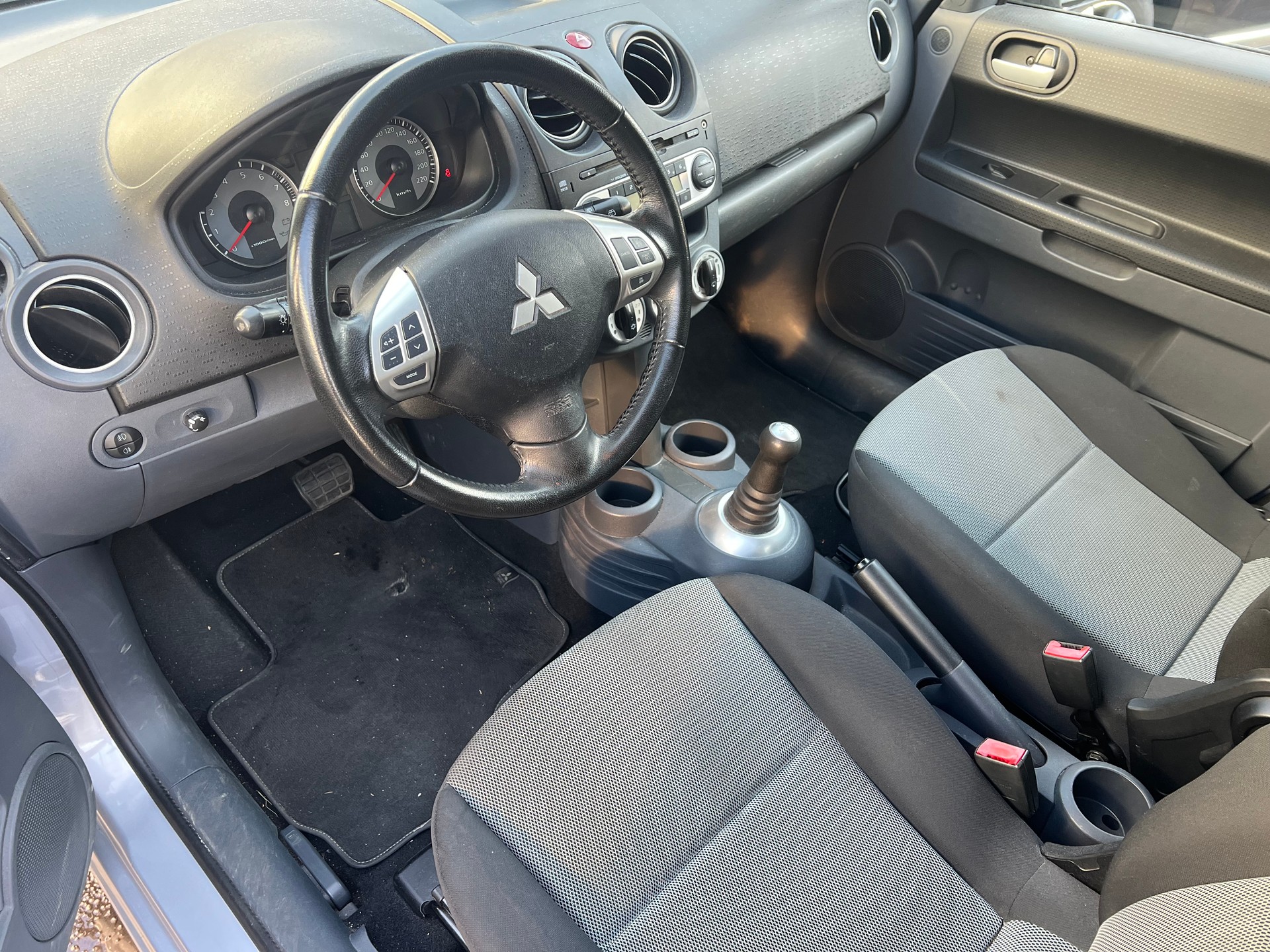 MITSUBISHI Colt 1.3 16V Jubilé (35) Allshift-image-4