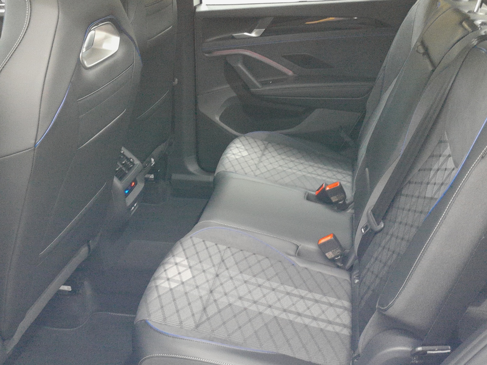 VW Tayron 2.0 TDI SCR R-Line 4Motion DSG-image-11