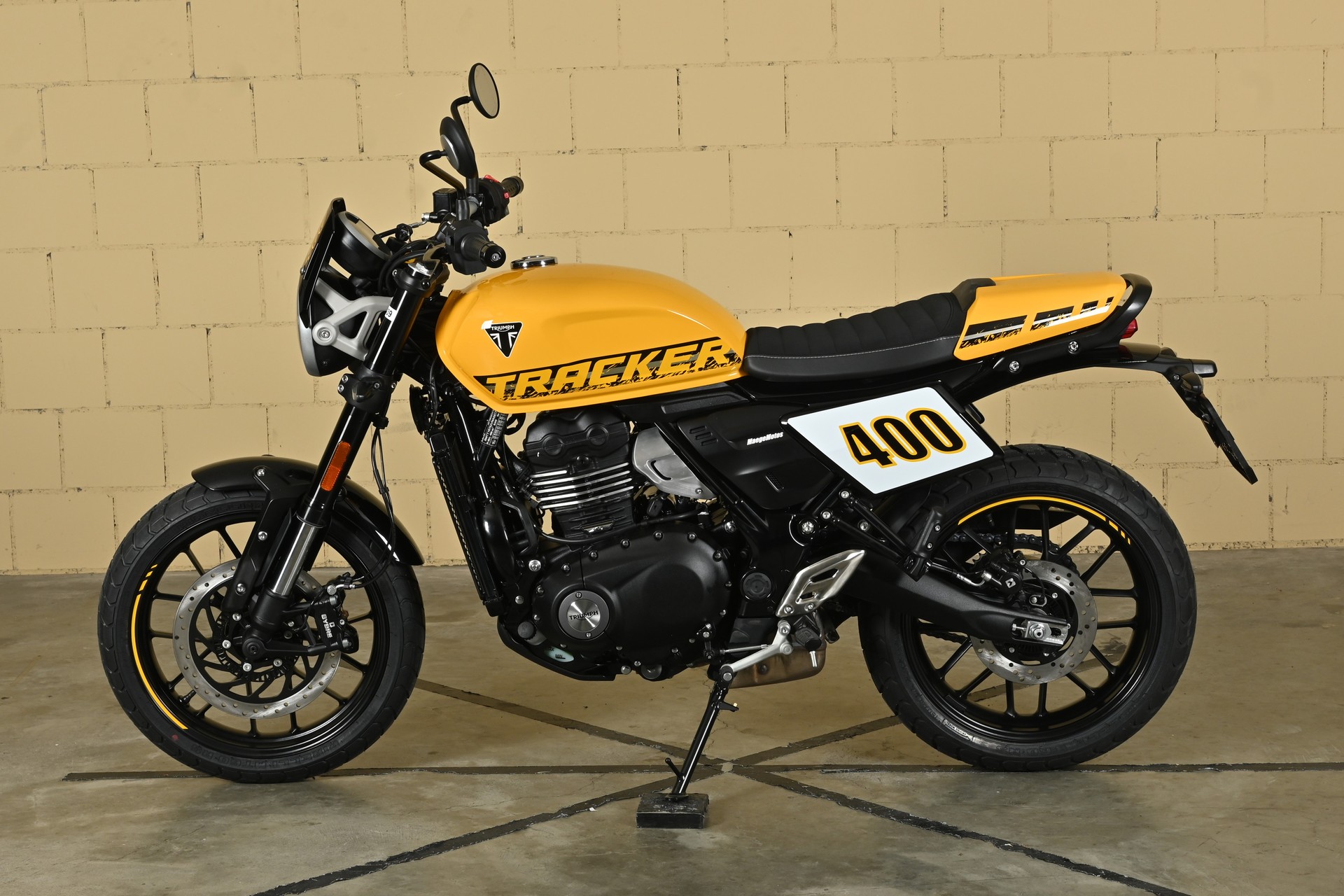 TRIUMPH TRACKER-showroom-element-3
