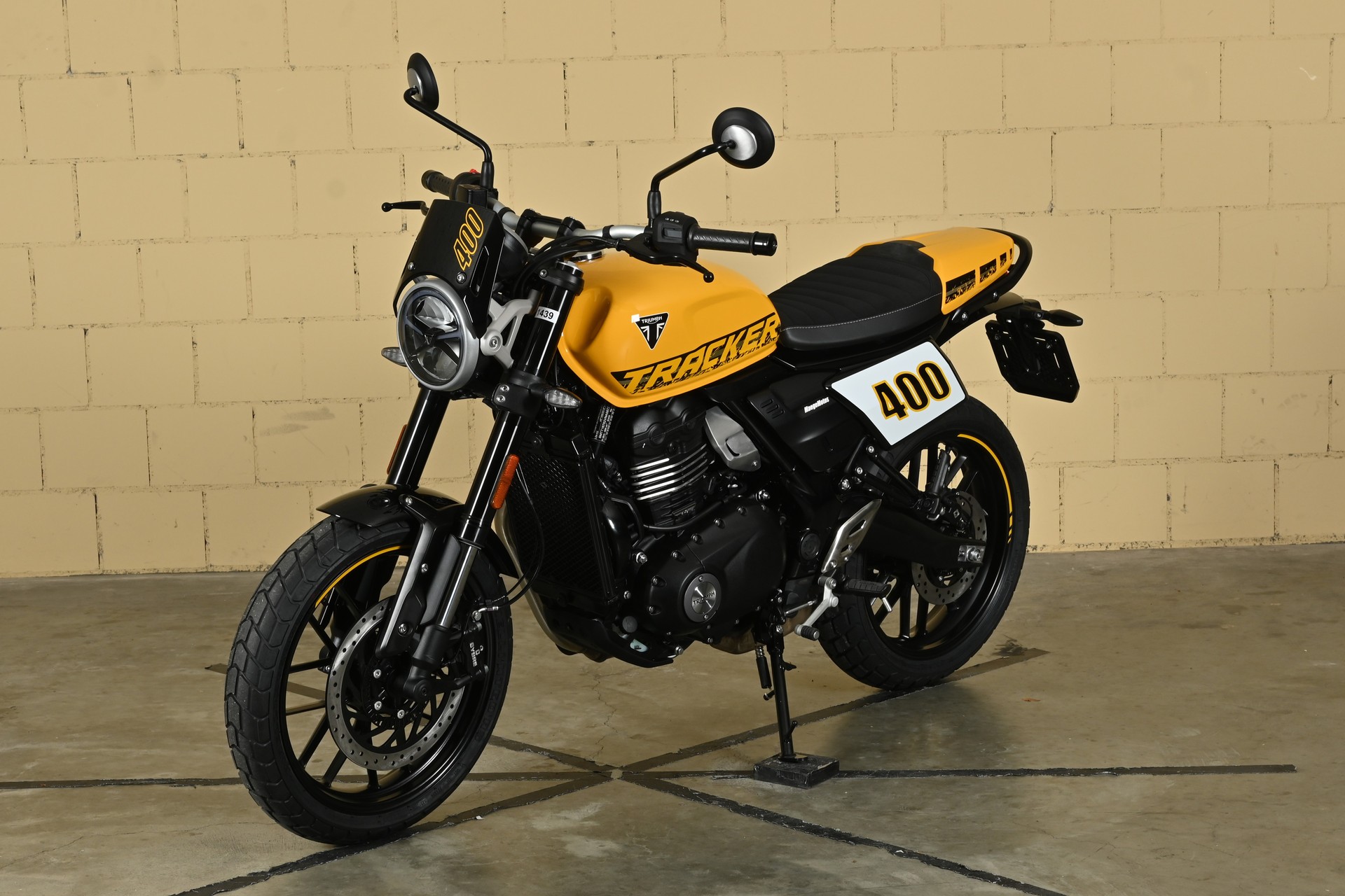 TRIUMPH TRACKER-showroom-element-2