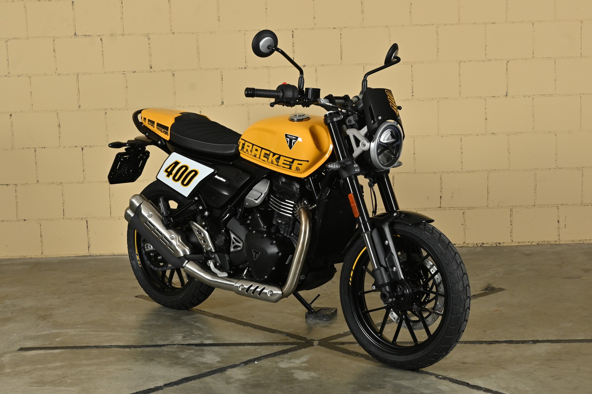 TRIUMPH TRACKER-showroom-element-1