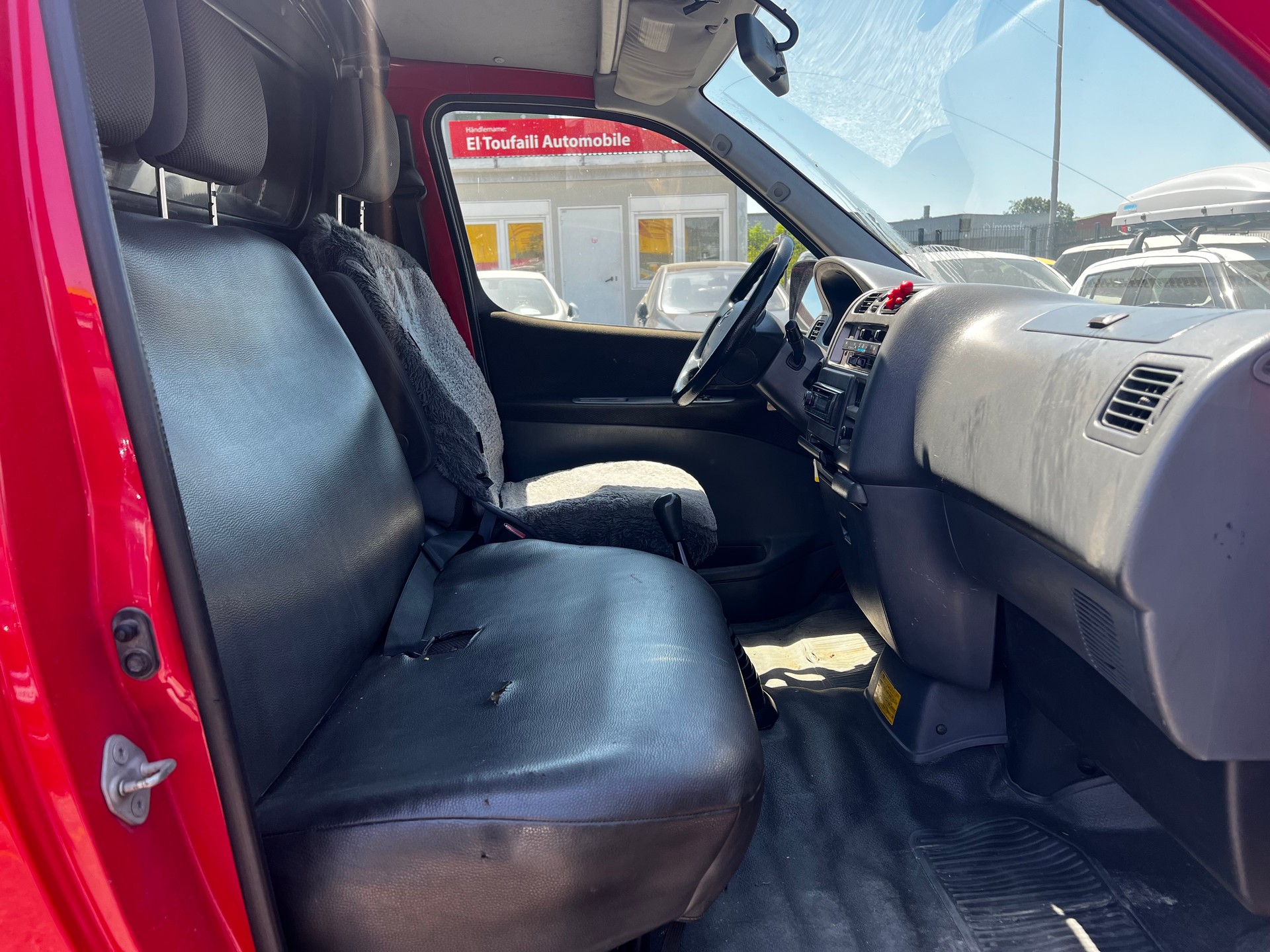 TOYOTA Hiace D-4D Van 4WD SWB-image-6