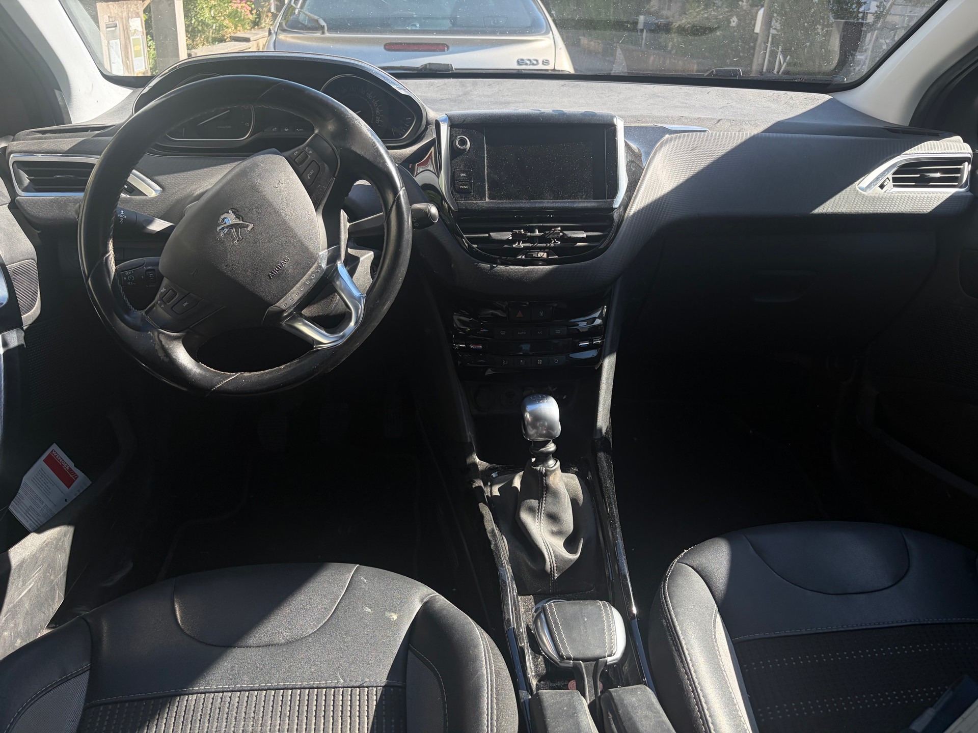 PEUGEOT 2008 1.6 BlueHDi Allure-image-1