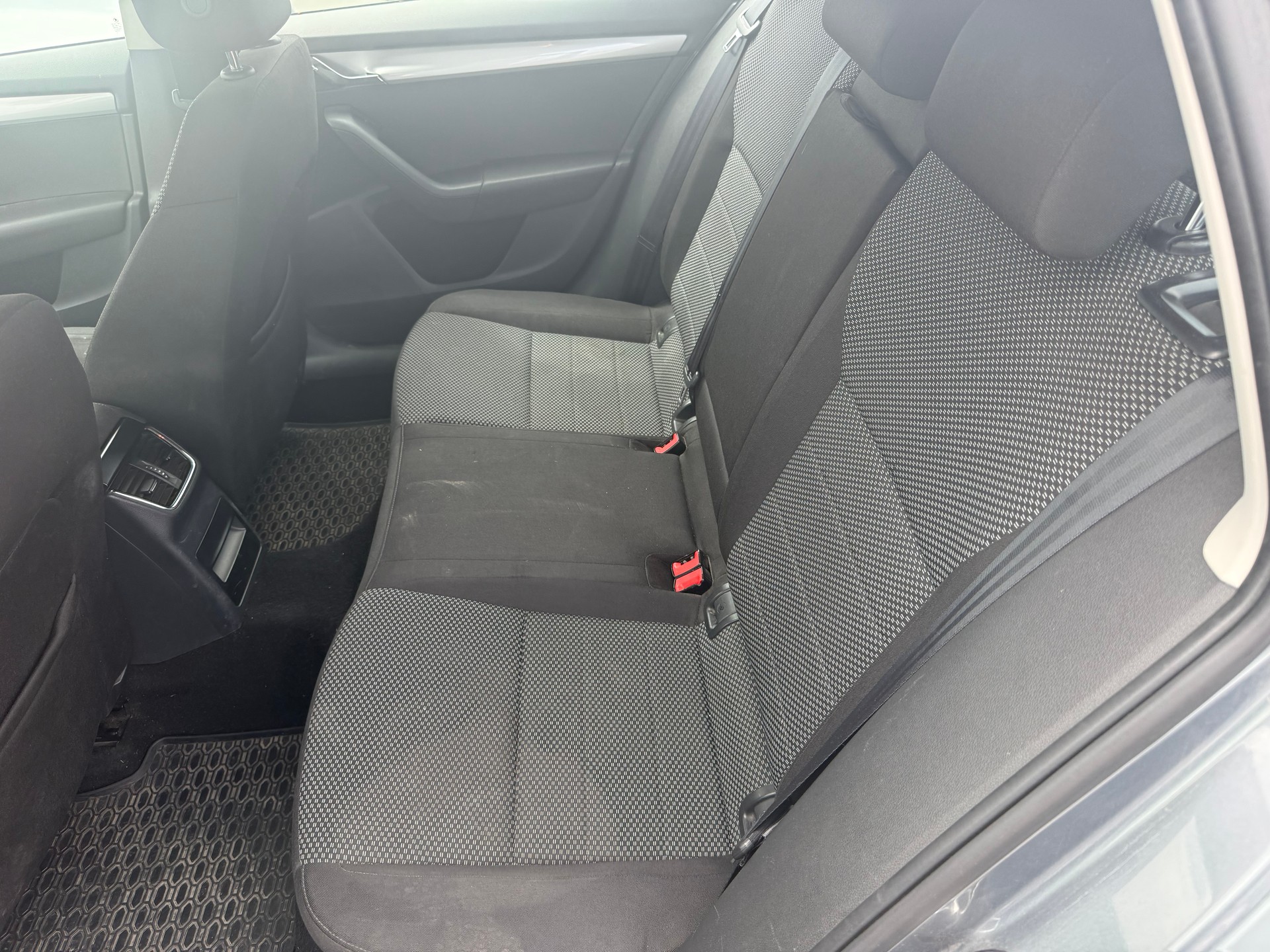 SKODA Octavia Combi 1.6 TDI Elegance 4x4-image-5
