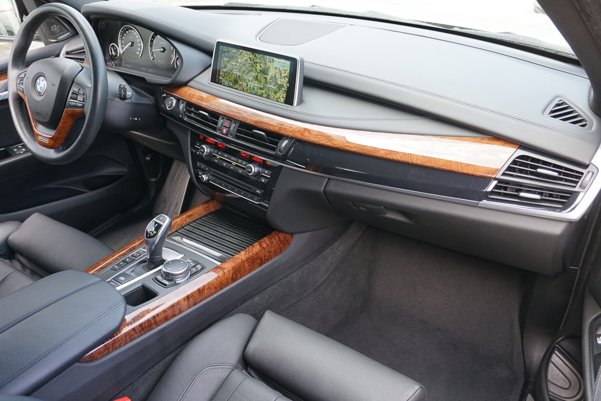BMW X5 xDrive 50i-image-17