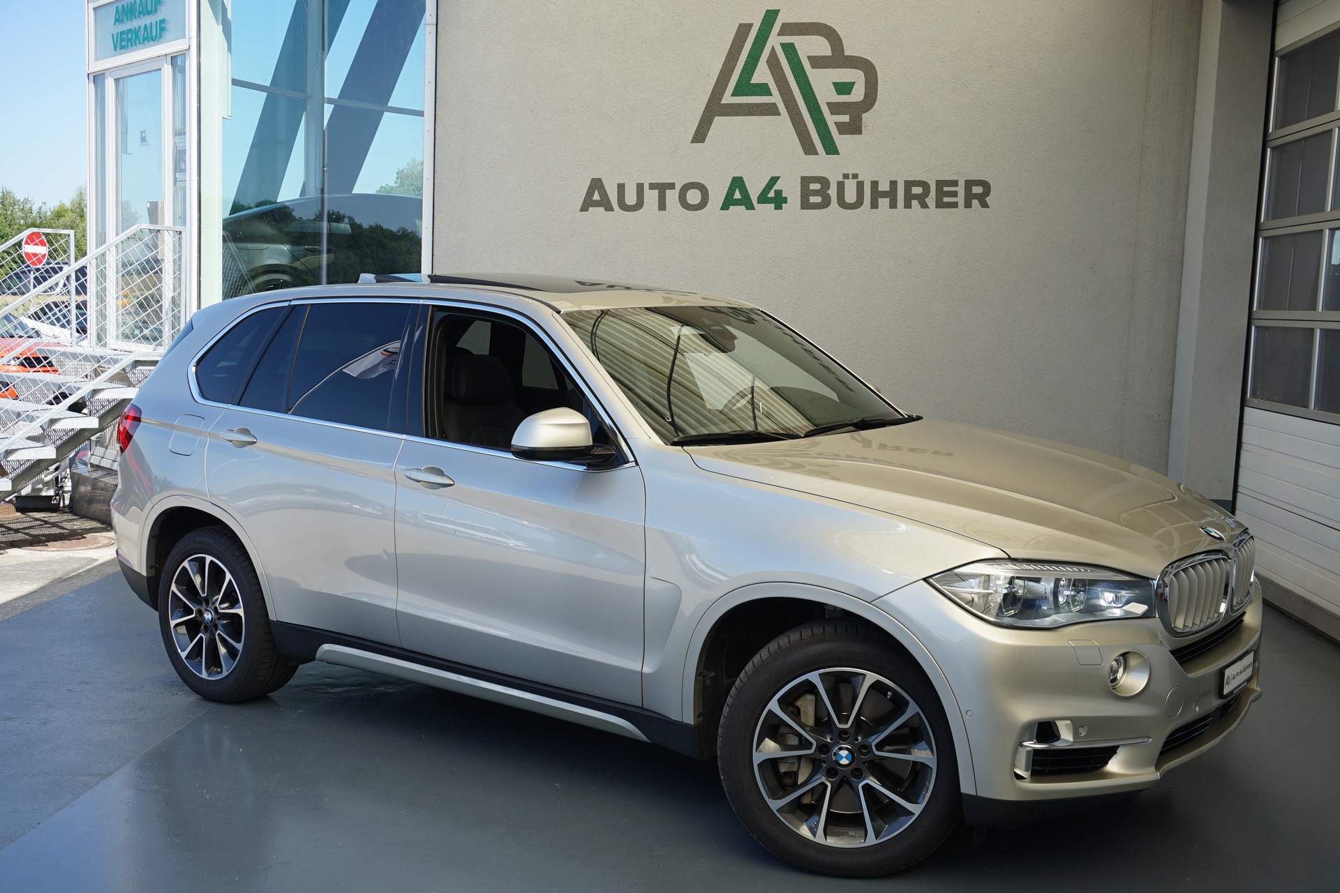 BMW X5 xDrive 50i-showroom-element-1