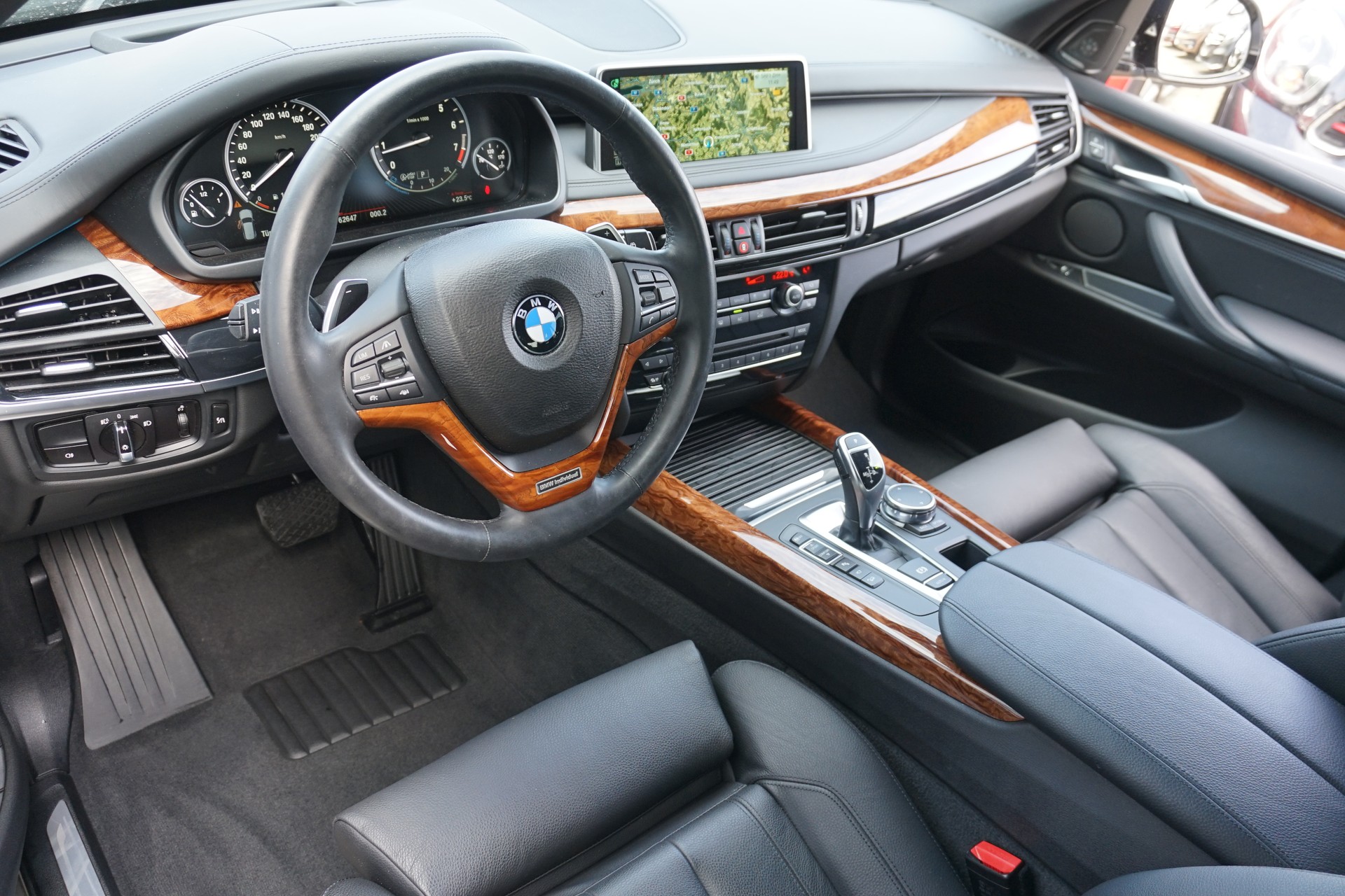 BMW X5 xDrive 50i-image-16