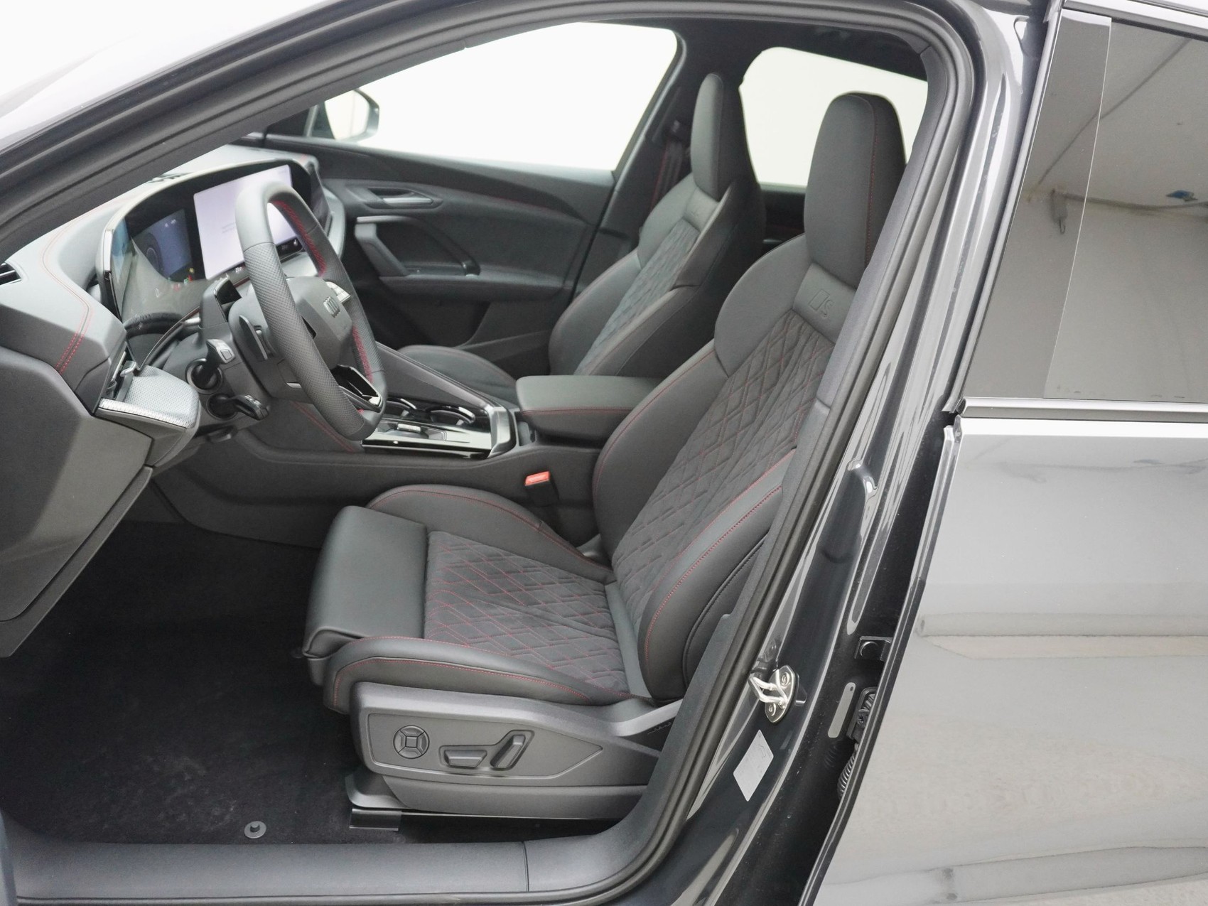 AUDI Q5 2.0 TDI S line quattro S-Tronic-image-12