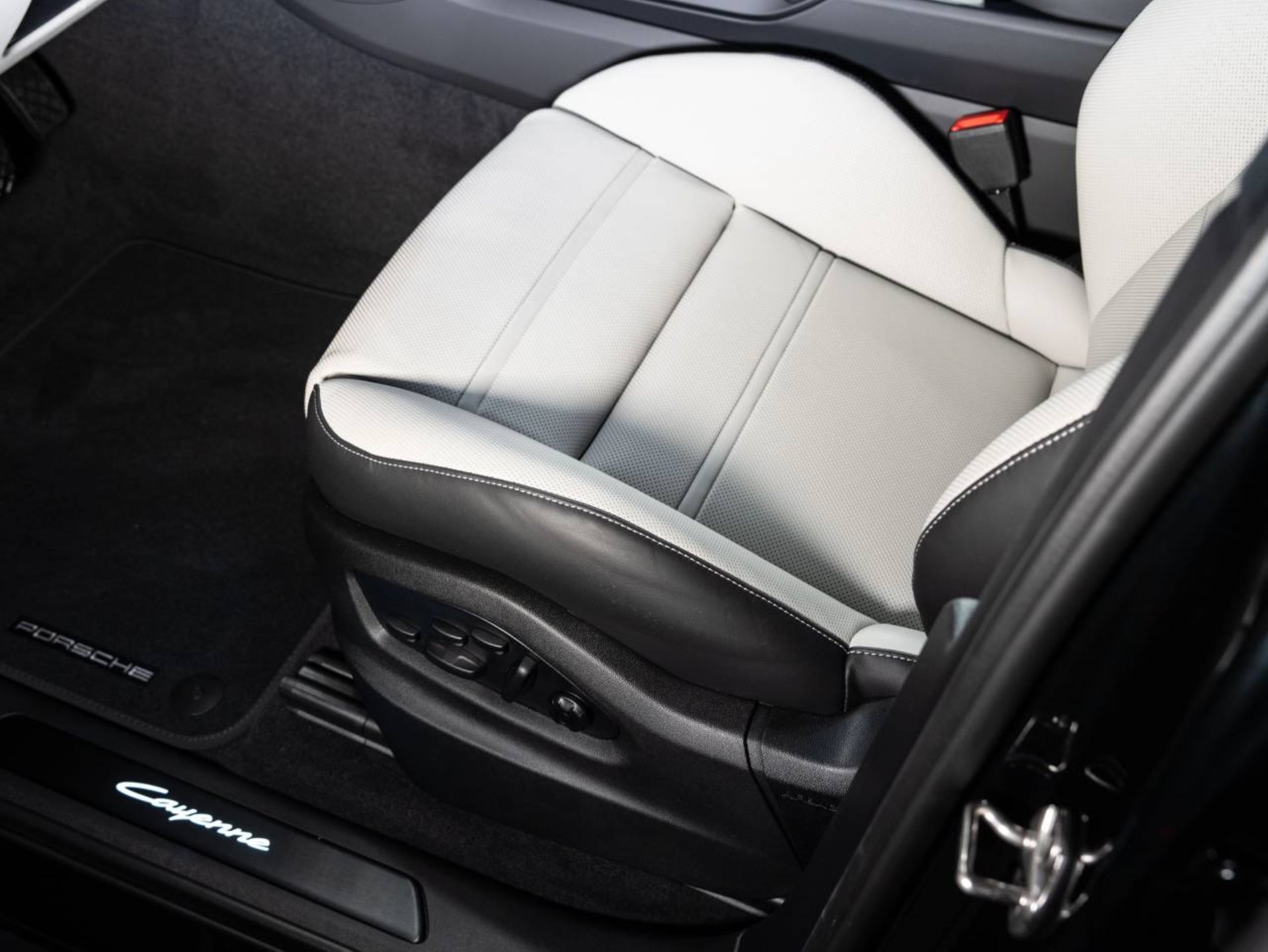 PORSCHE Cayenne E-Hybrid Coupé Black Edition-image-17