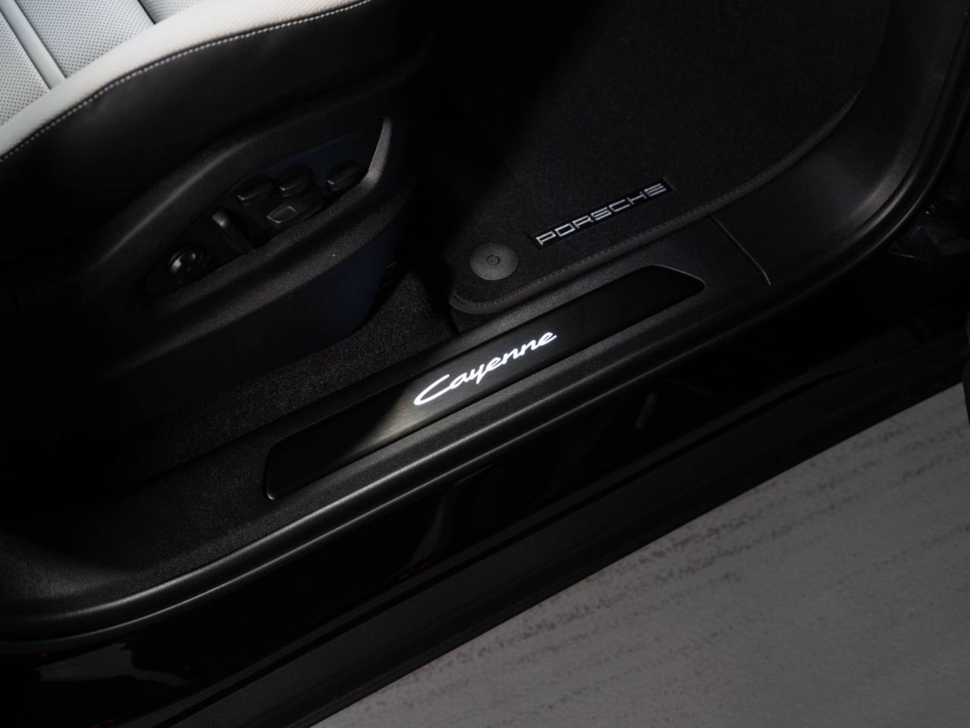 PORSCHE Cayenne E-Hybrid Coupé Black Edition-image-21