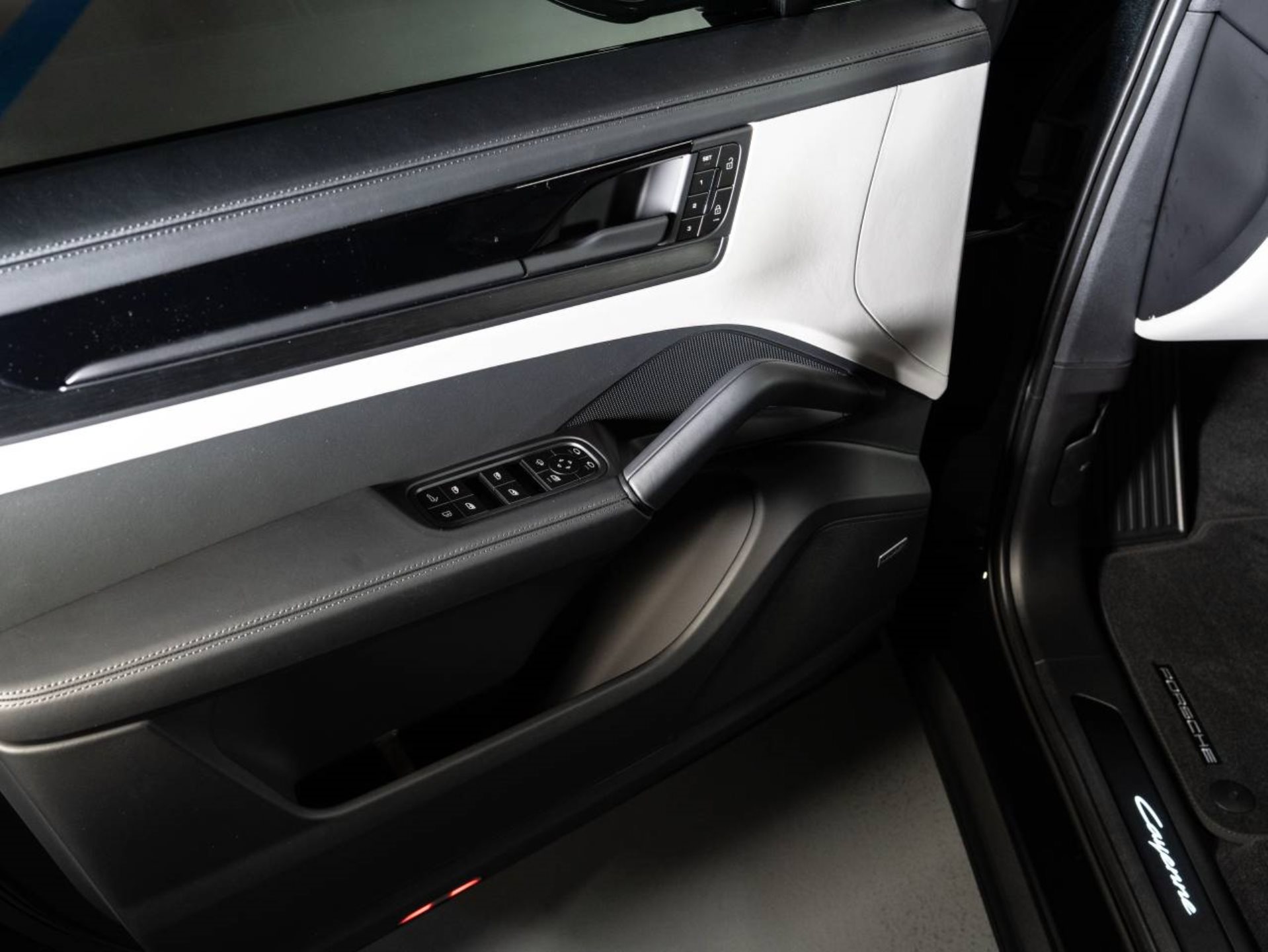 PORSCHE Cayenne E-Hybrid Coupé Black Edition-image-20