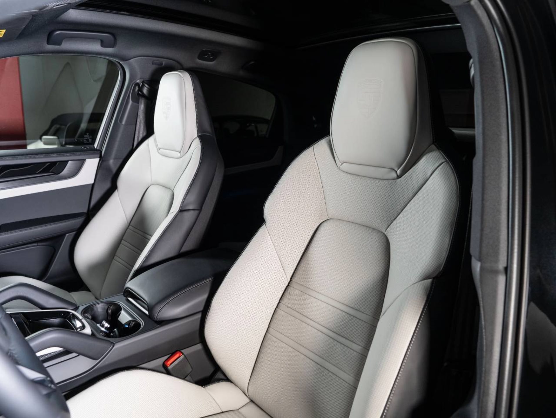 PORSCHE Cayenne E-Hybrid Coupé Black Edition-image-4